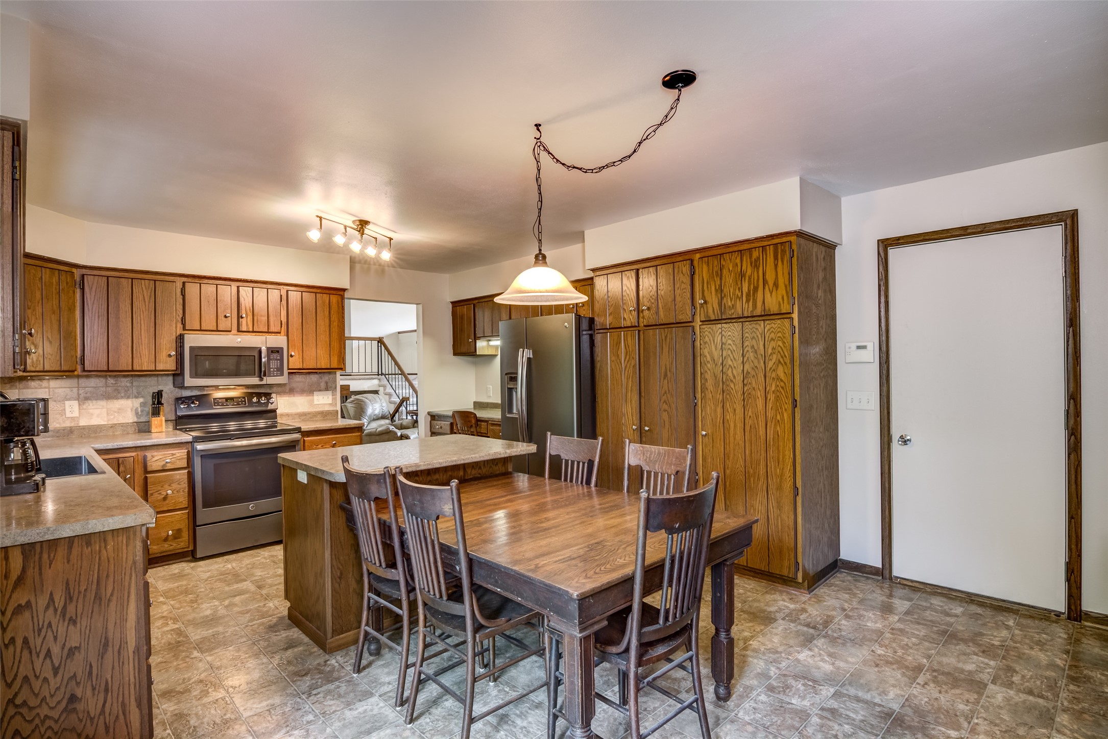 608 Manor Court Property Photo 4