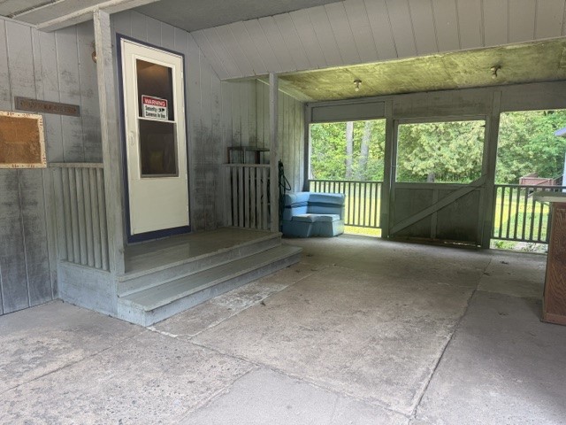 7694n Fox Avenue Property Photo 5