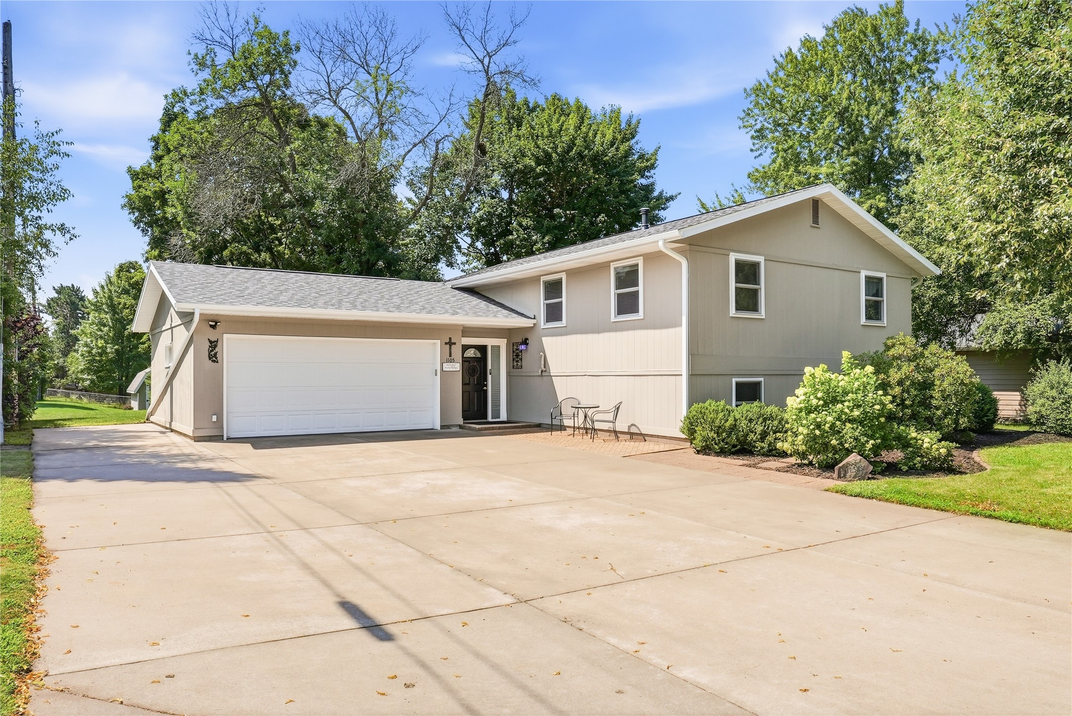 1105 Barry Avenue Property Photo 2