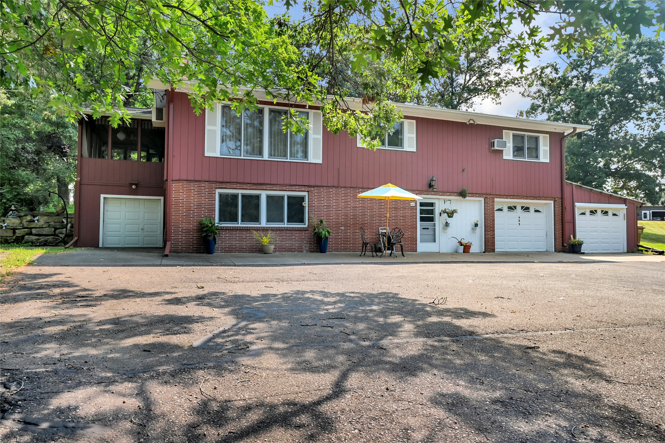 405 Oakwood Drive Property Photo 1