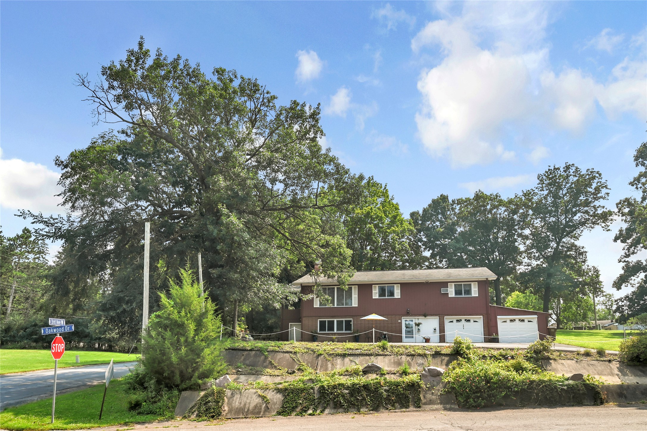 405 Oakwood Drive Property Photo 2