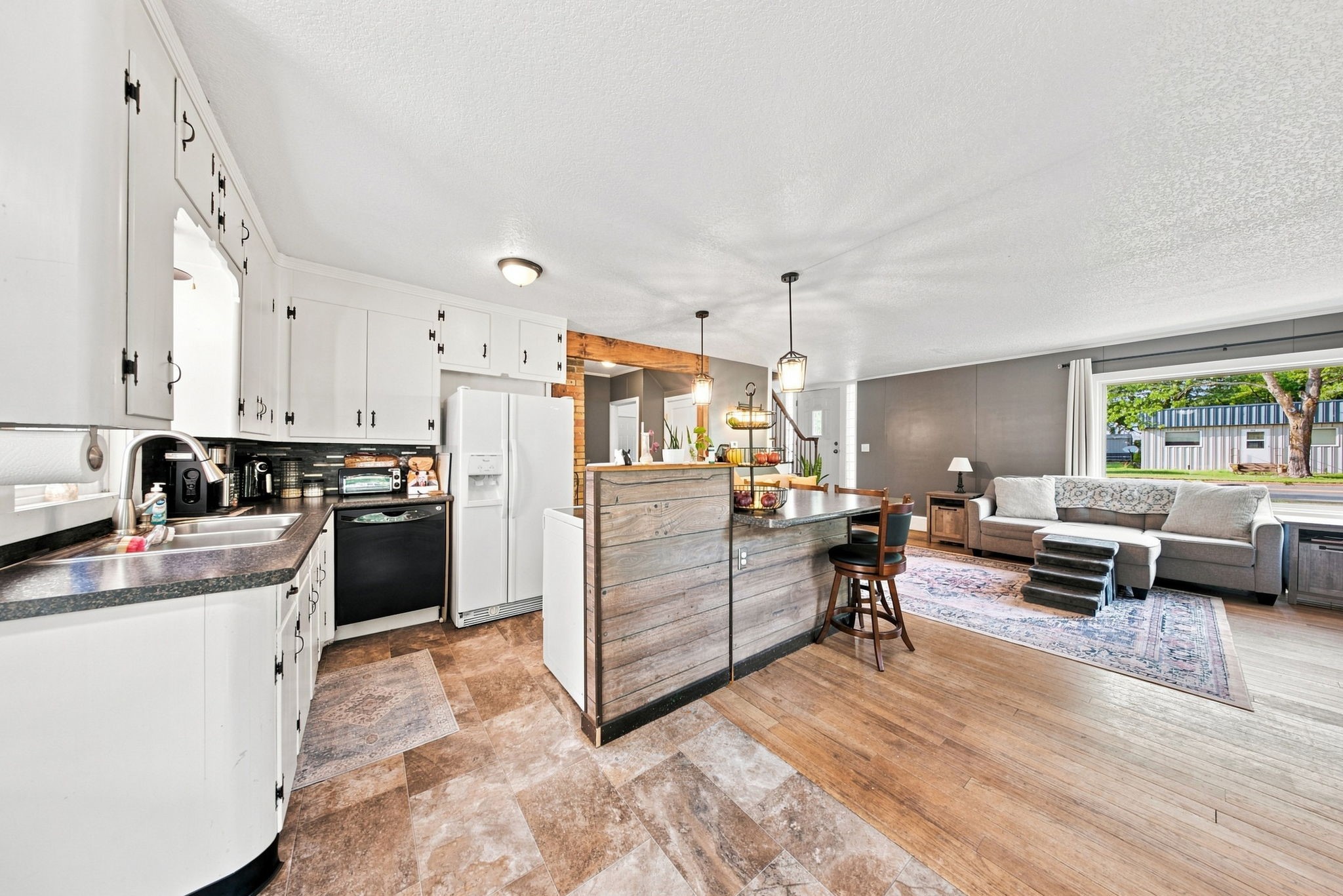 501 Oak Street W Property Photo 11