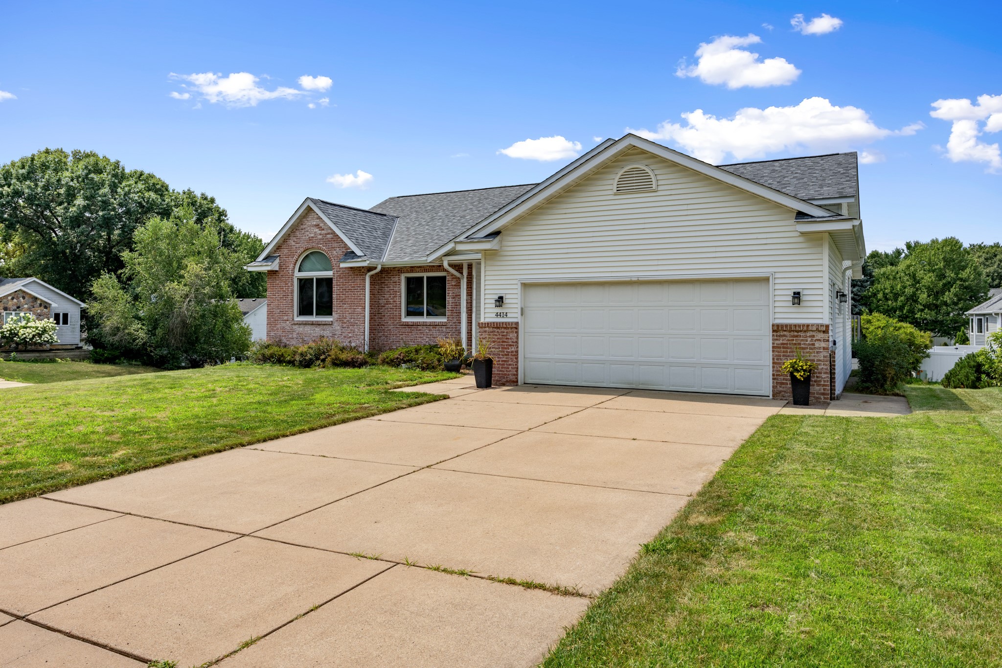 4414 Crest Court Property Photo 2