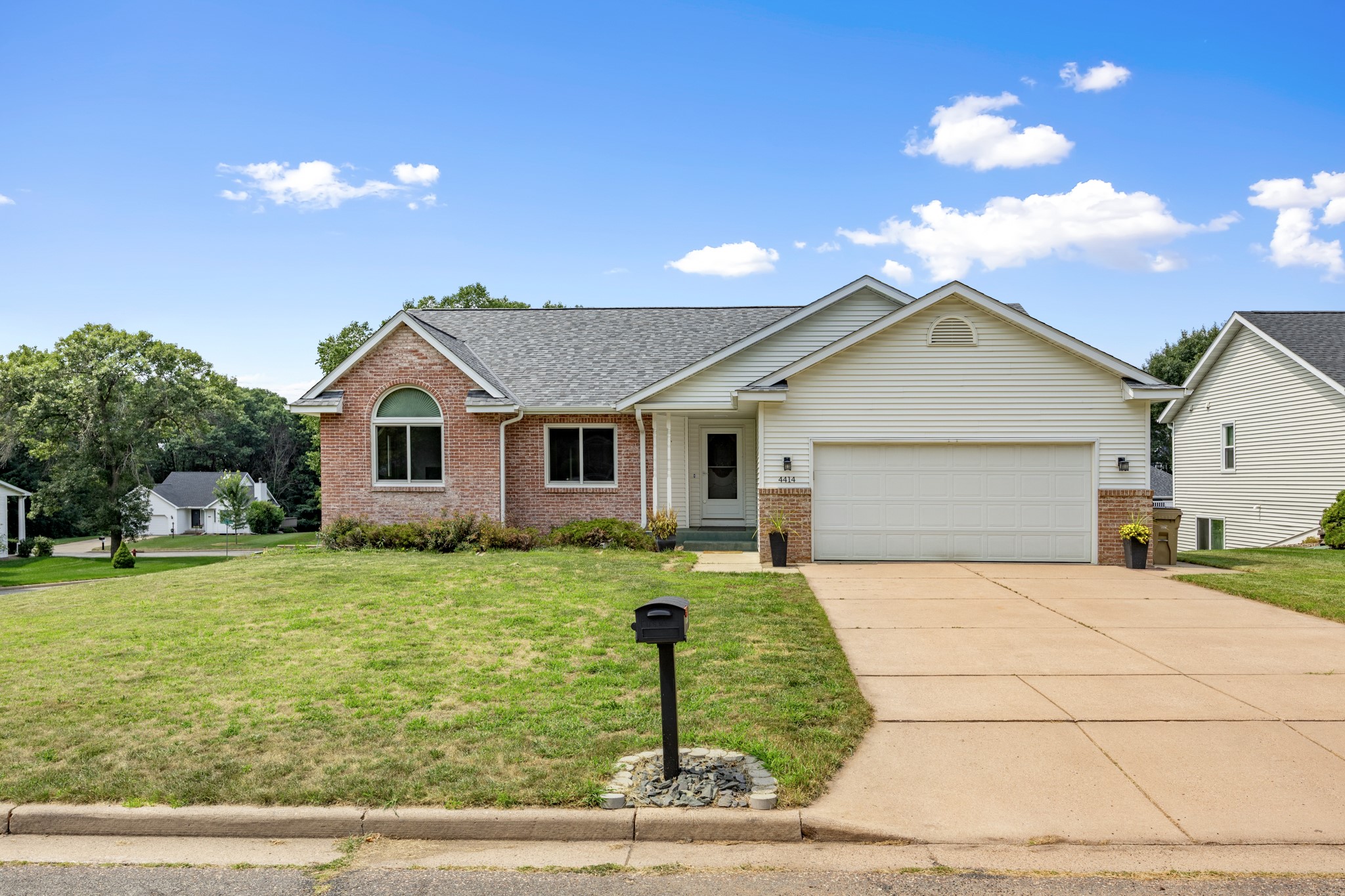 4414 Crest Court Property Photo 3