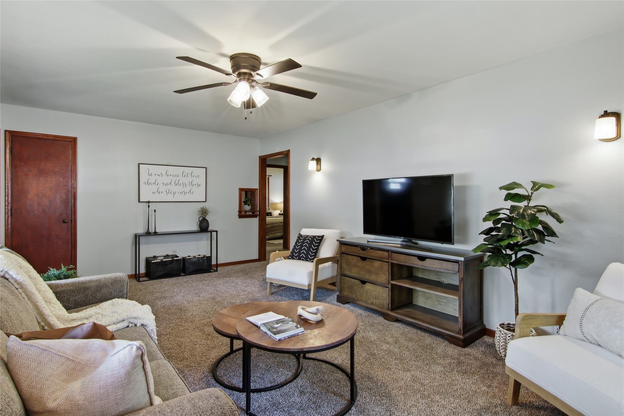 638 Selma Street Property Photo 4