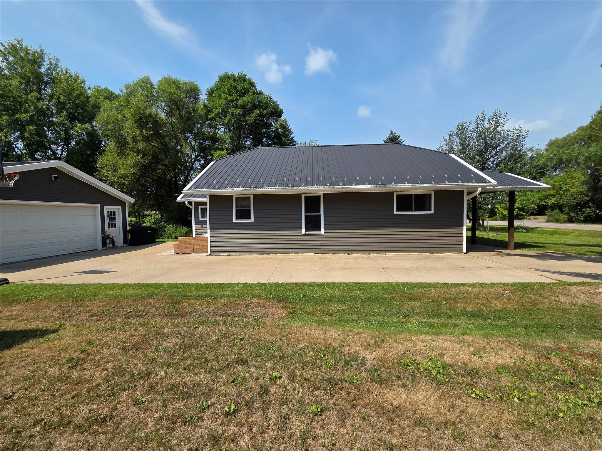 405 2nd Street Property Photo 3