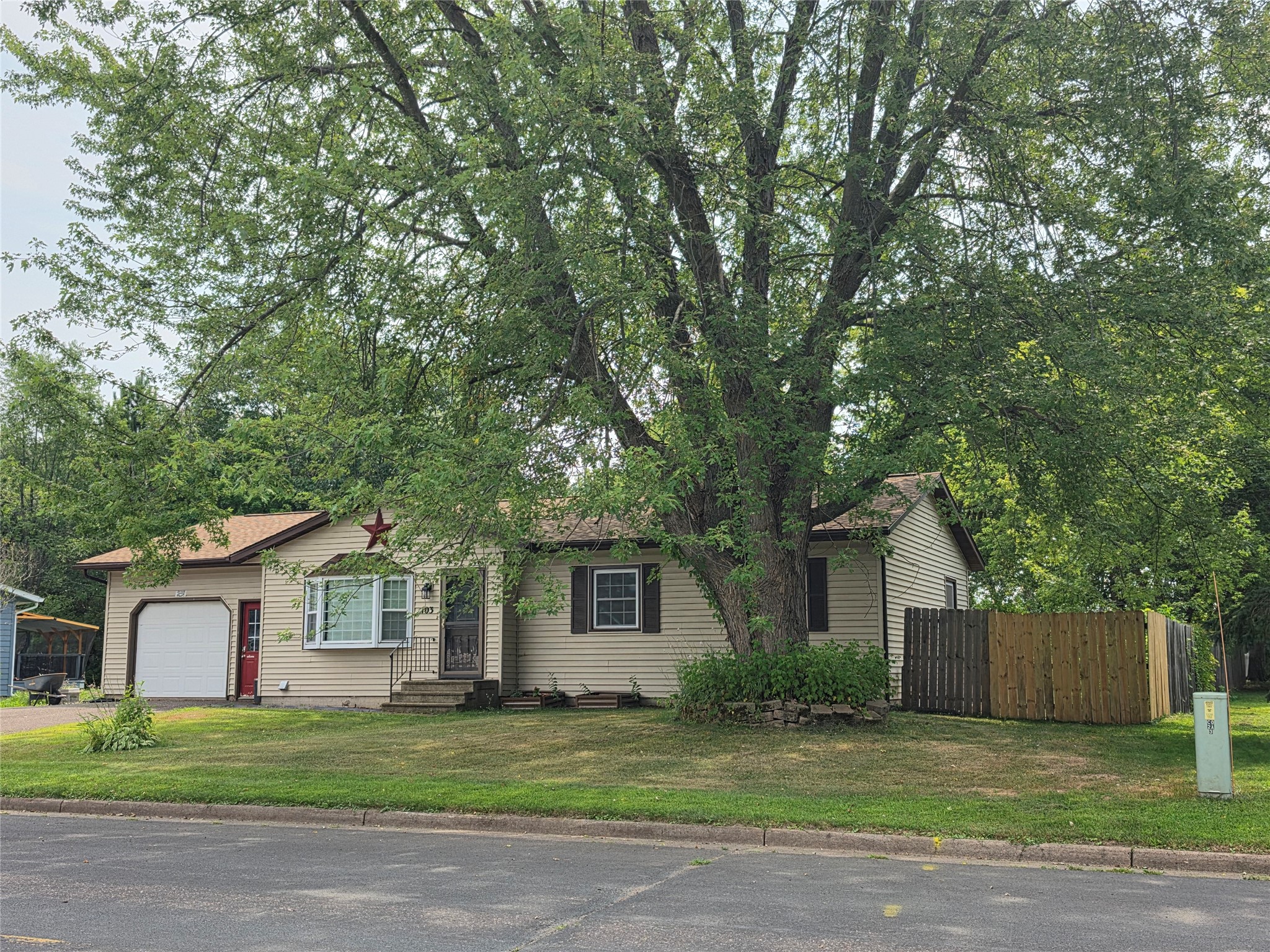 103 Elizabeth Court S Property Photo 2