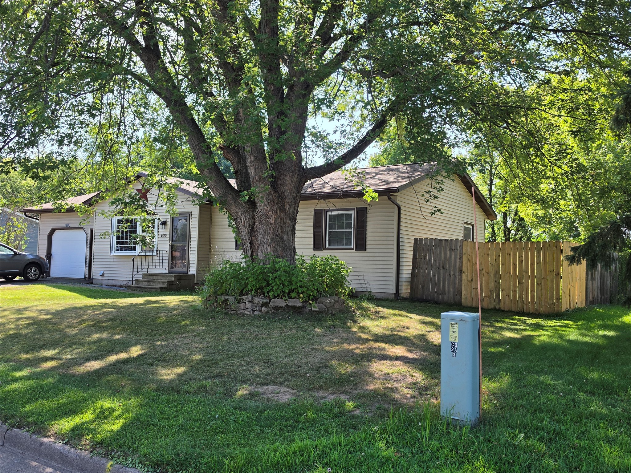 103 Elizabeth Court S Property Photo 3