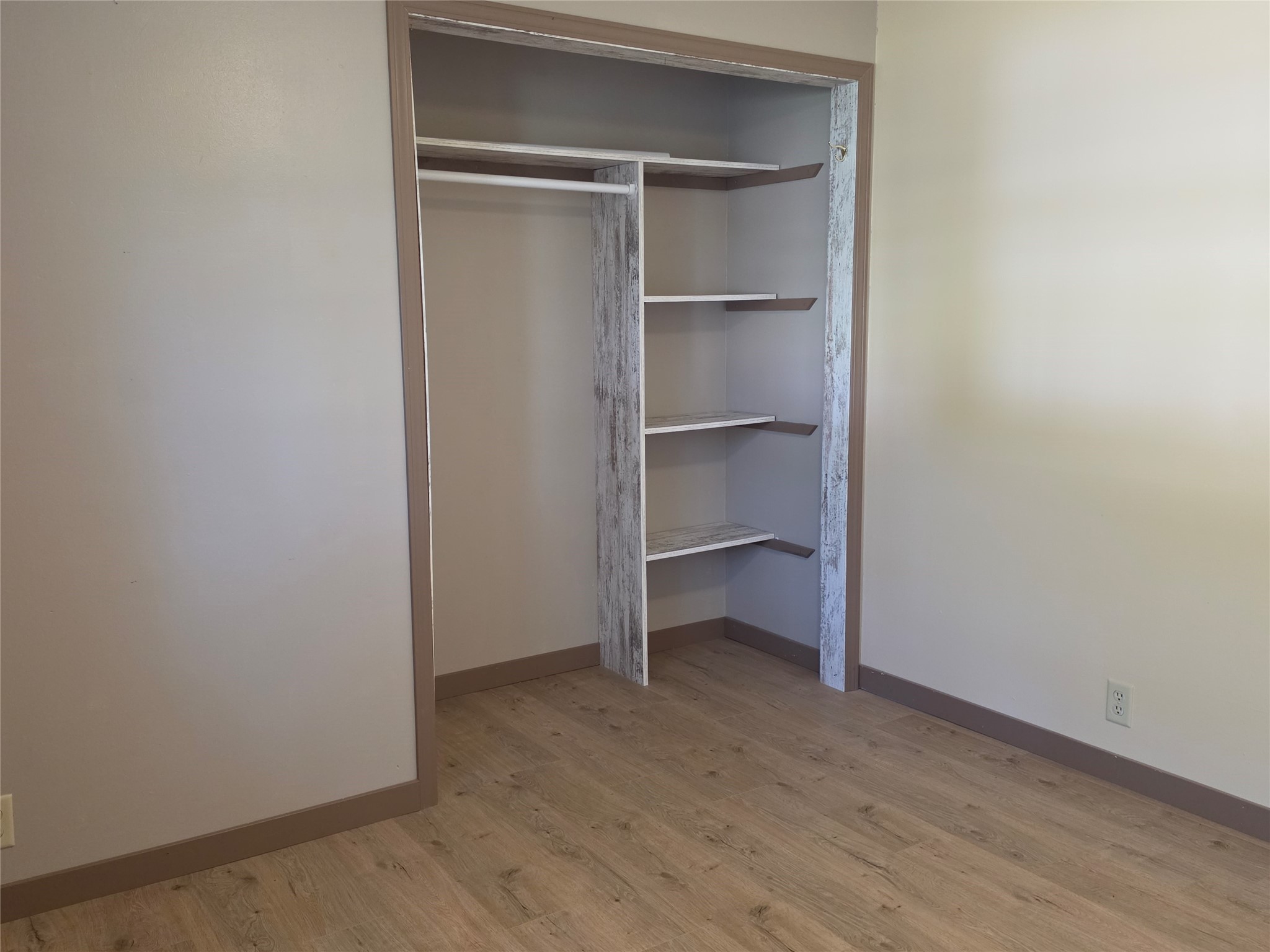 103 Elizabeth Court S Property Photo 23