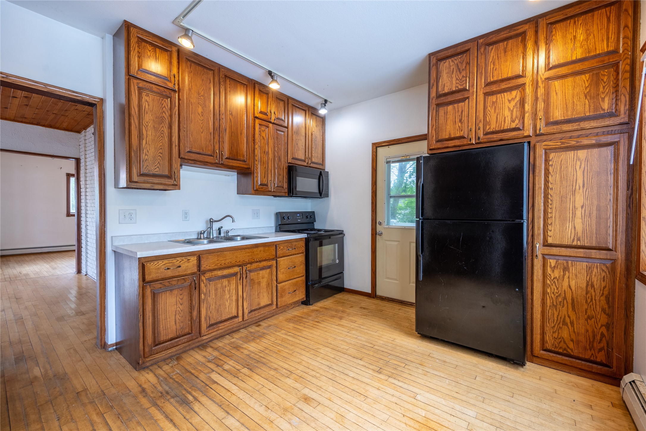 211 W 2nd Street N Property Photo 4