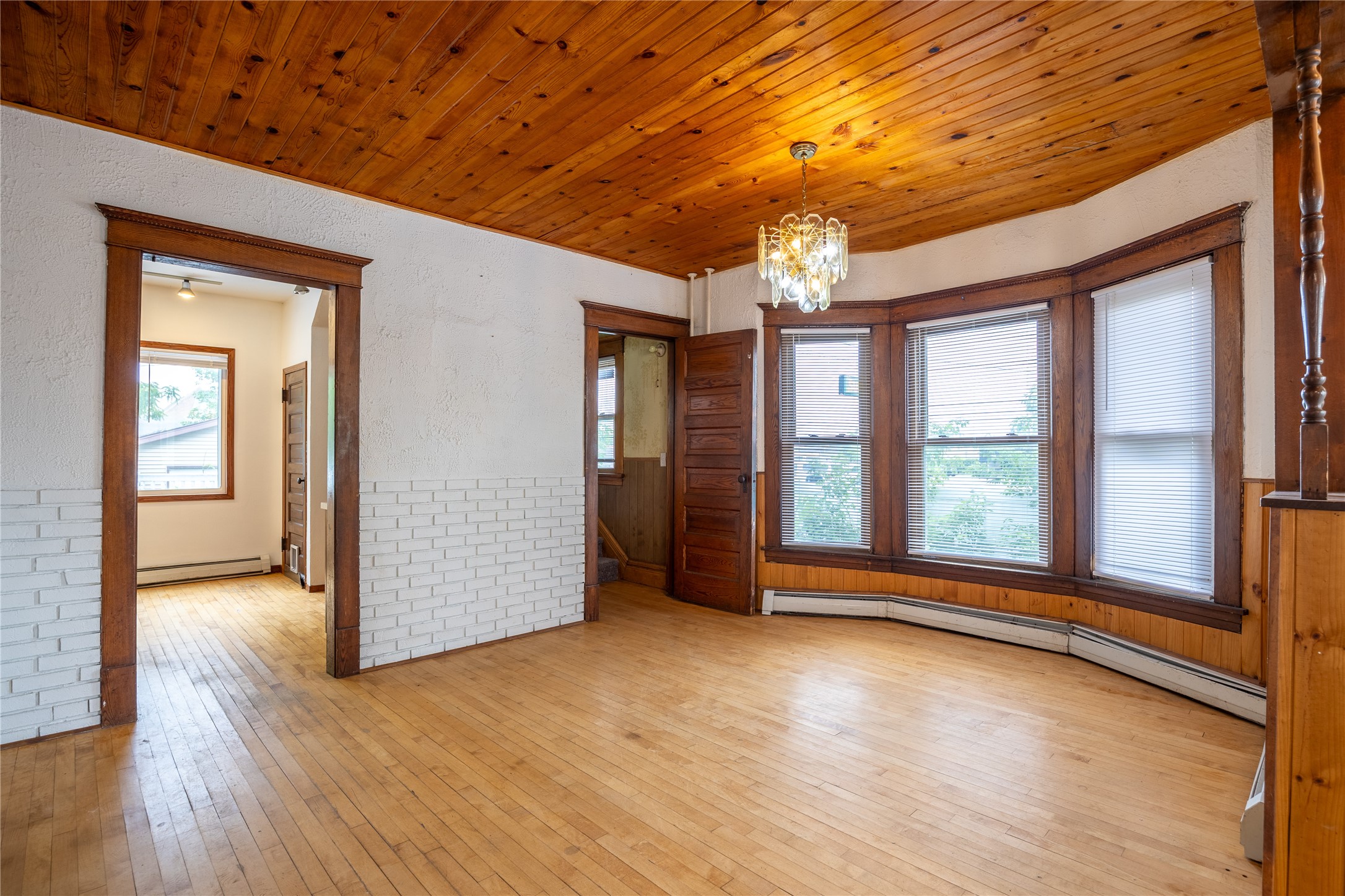 211 W 2nd Street N Property Photo 6