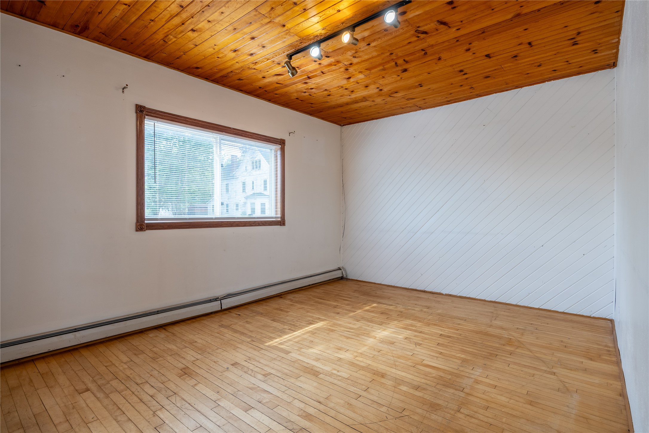 211 W 2nd Street N Property Photo 10