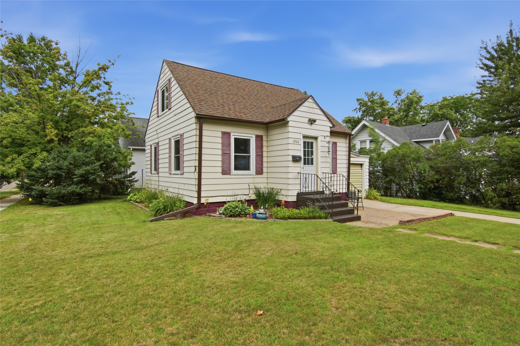 1906 9th Street Property Photo 3