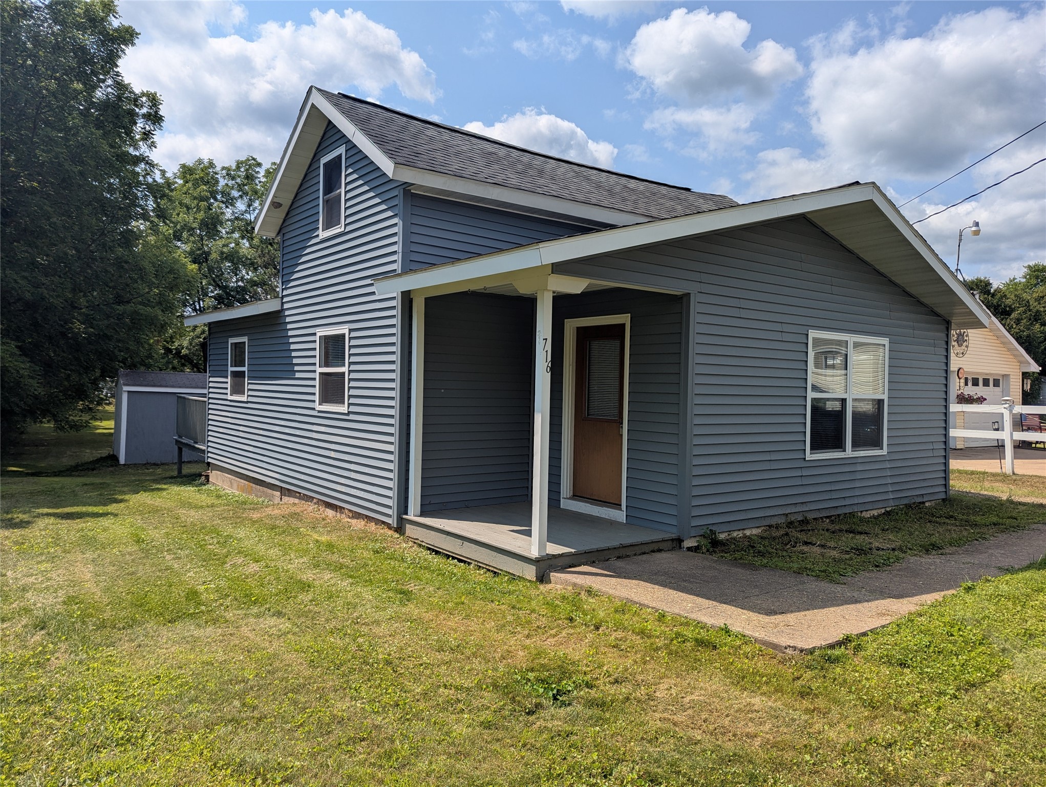 716 Lindoo Avenue E Property Photo 1