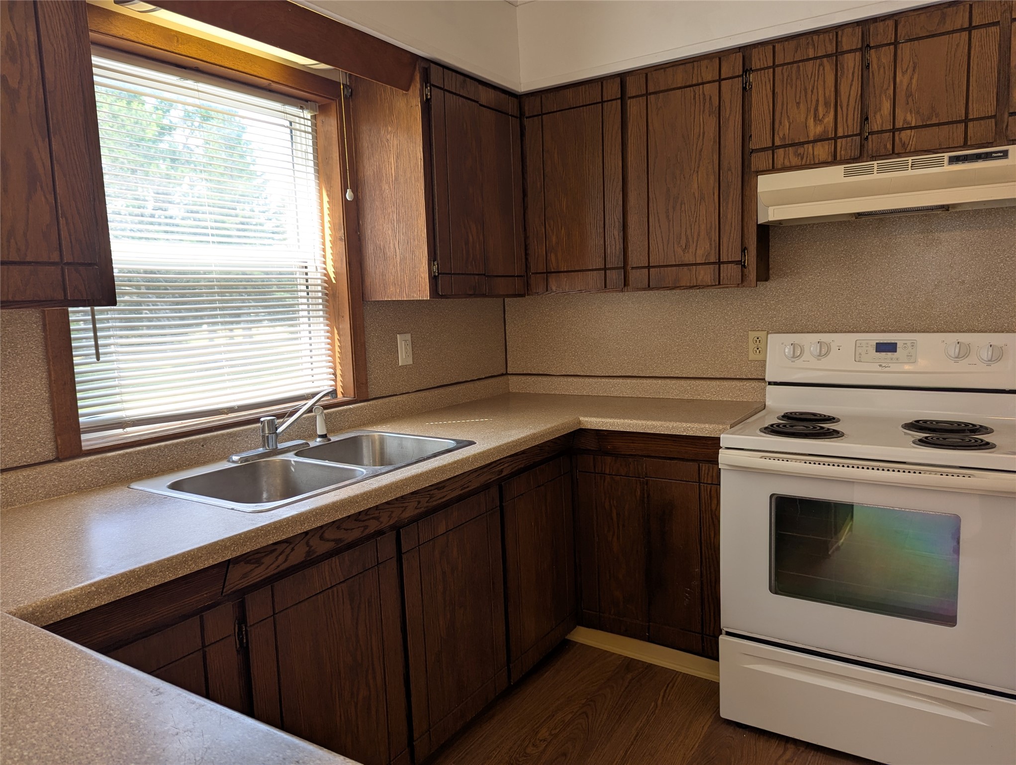716 Lindoo Avenue E Property Photo 2