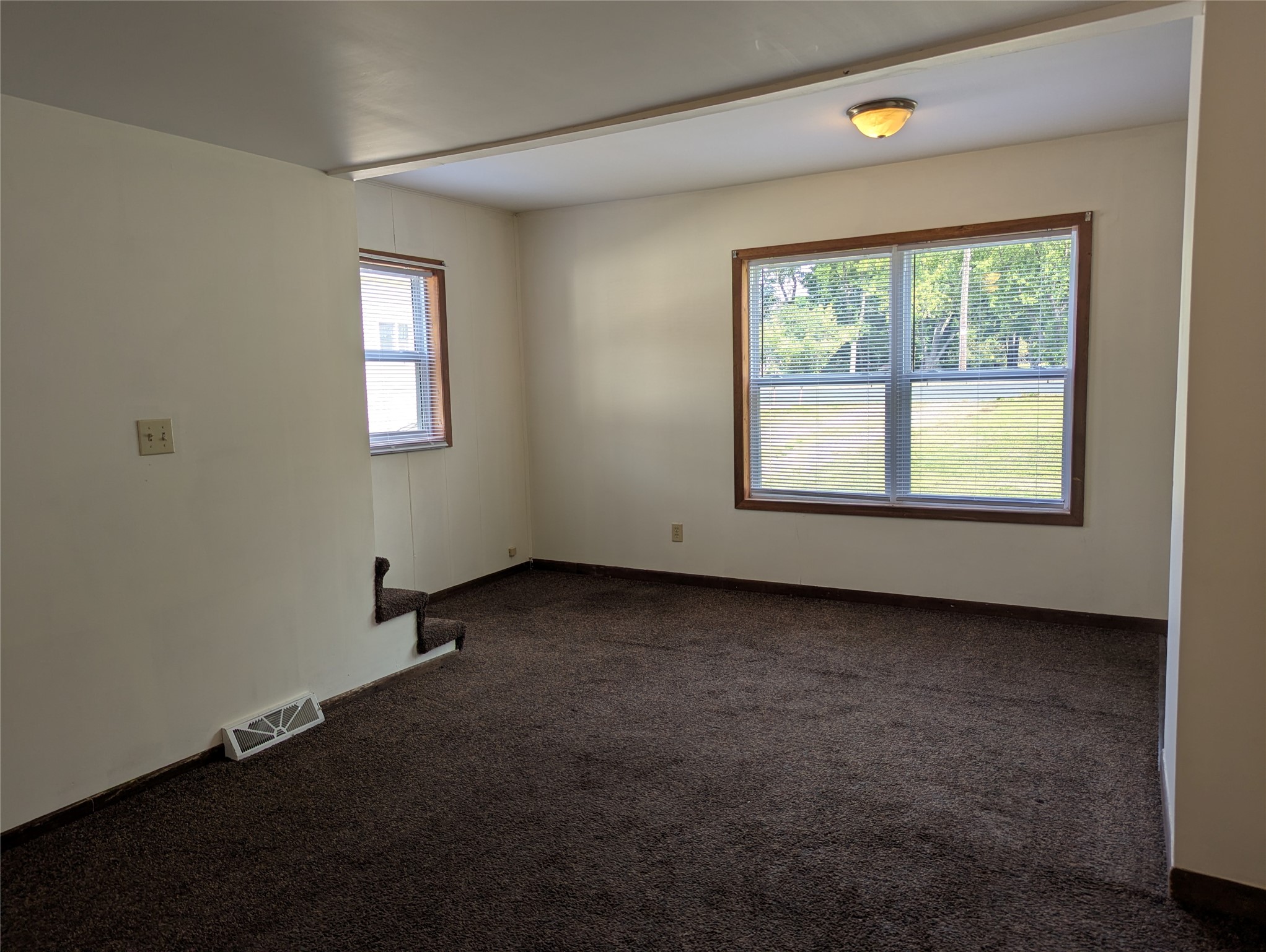 716 Lindoo Avenue E Property Photo 3