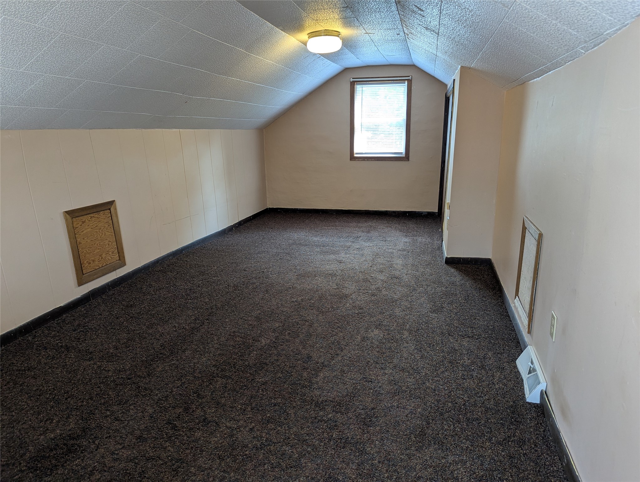 716 Lindoo Avenue E Property Photo 8