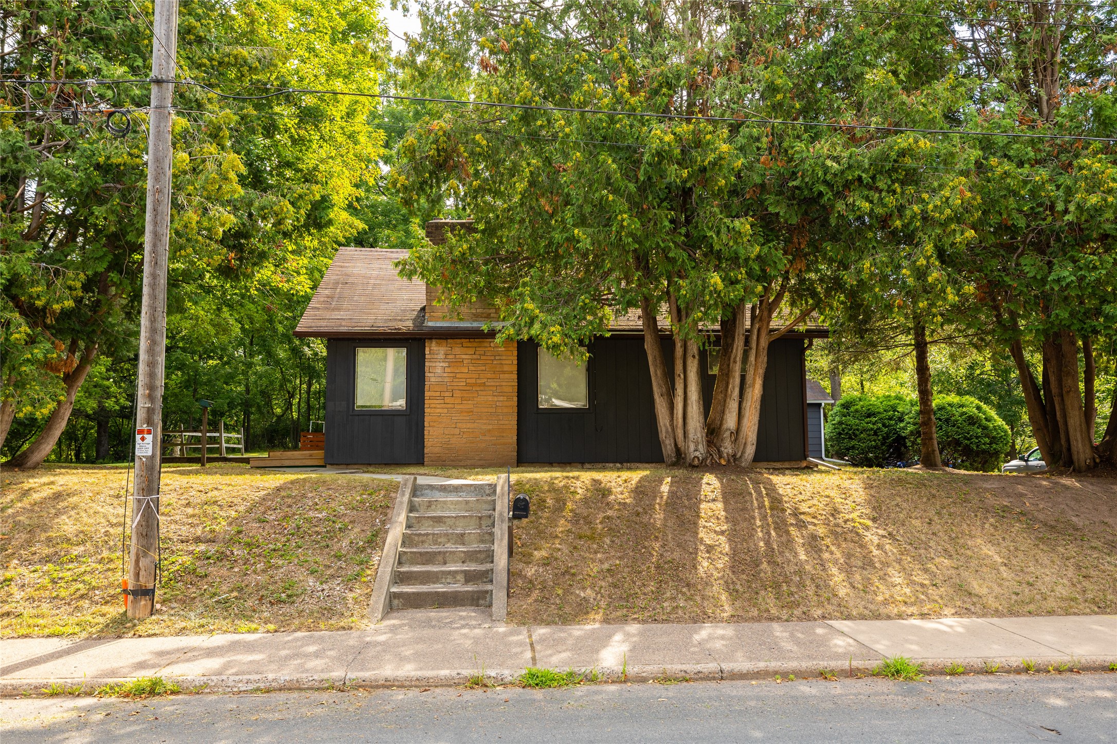 415 E 6th Street Property Photo 1