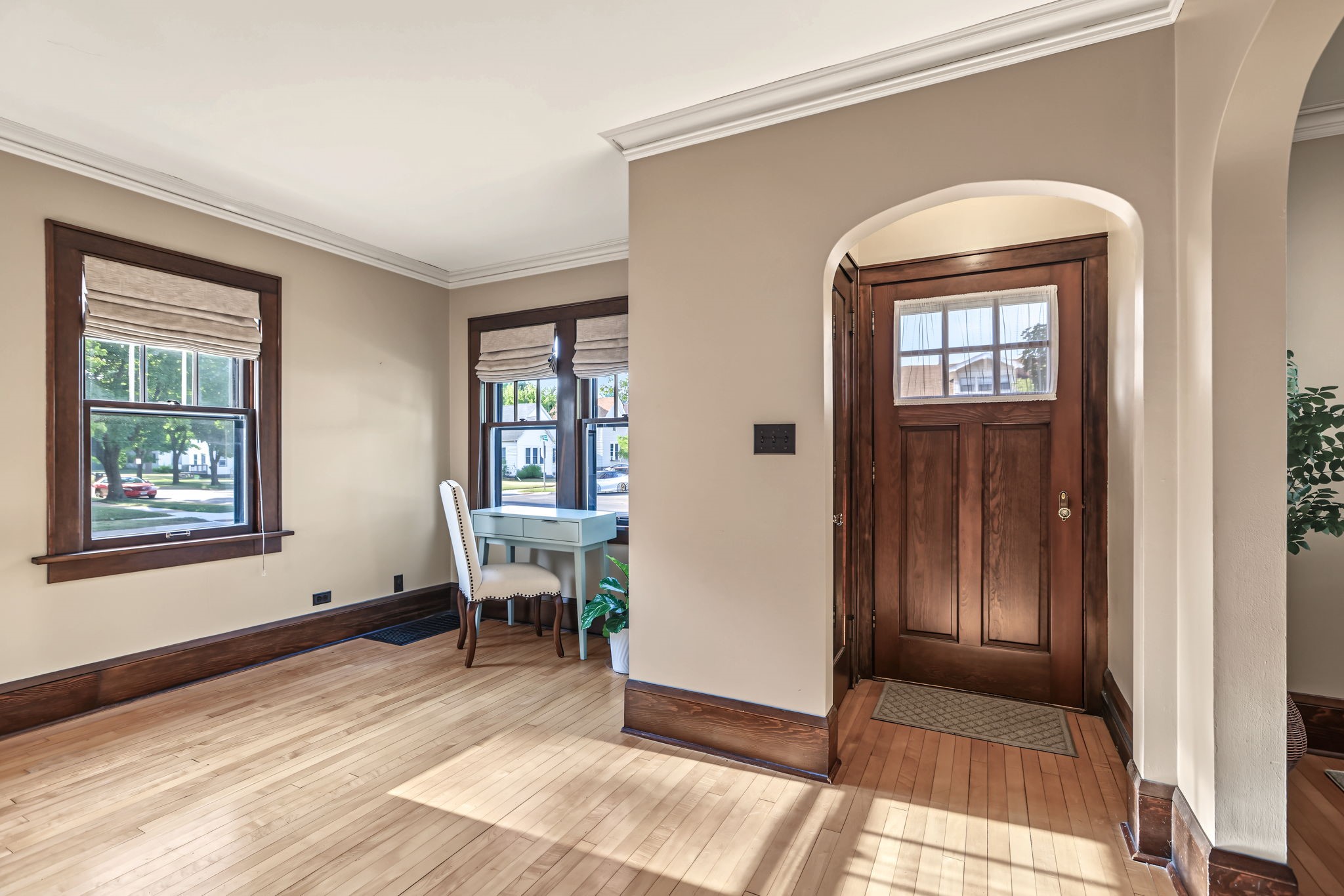 539 W Grand Avenue Property Photo 4