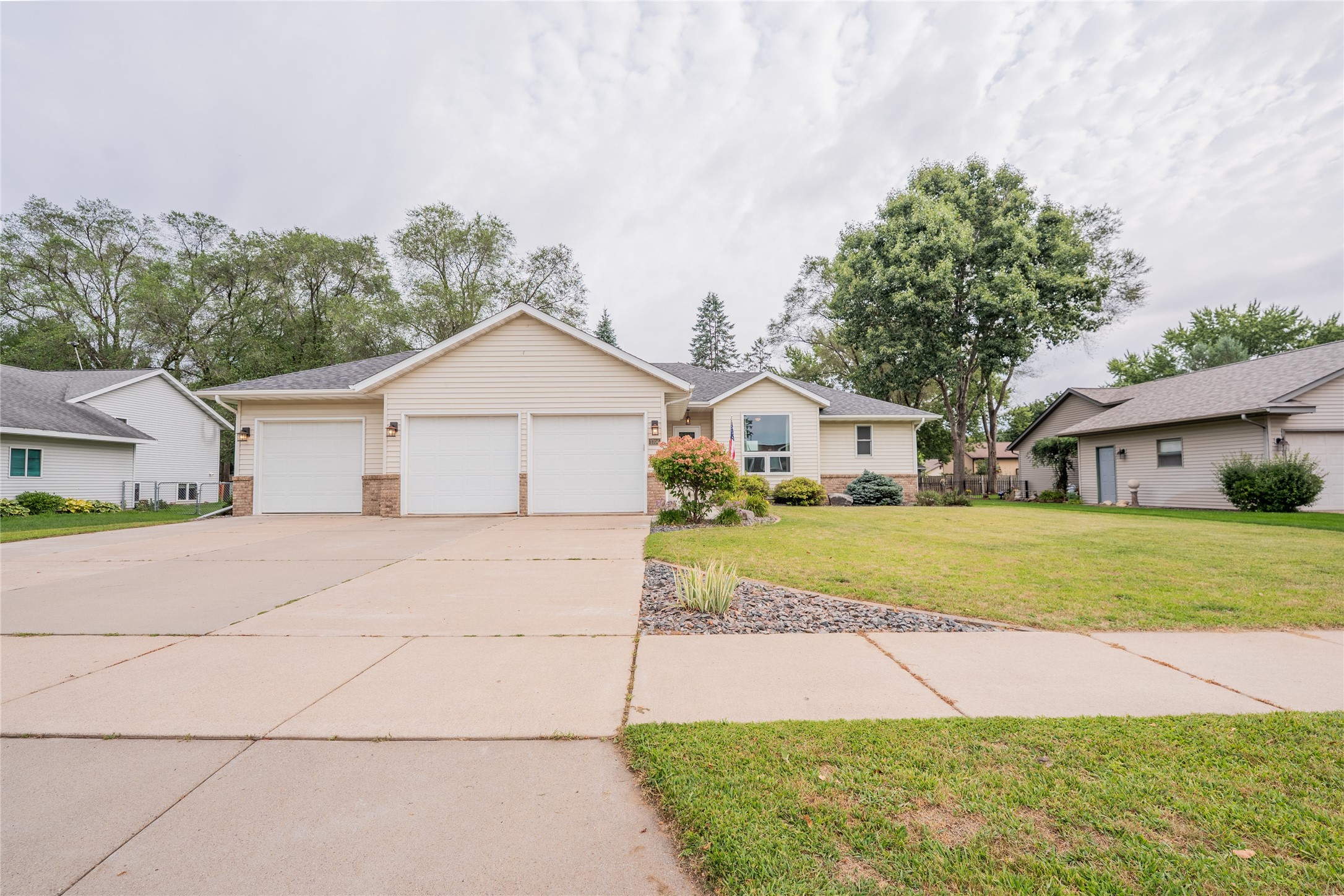 1704 Sierra Drive S Property Photo 1