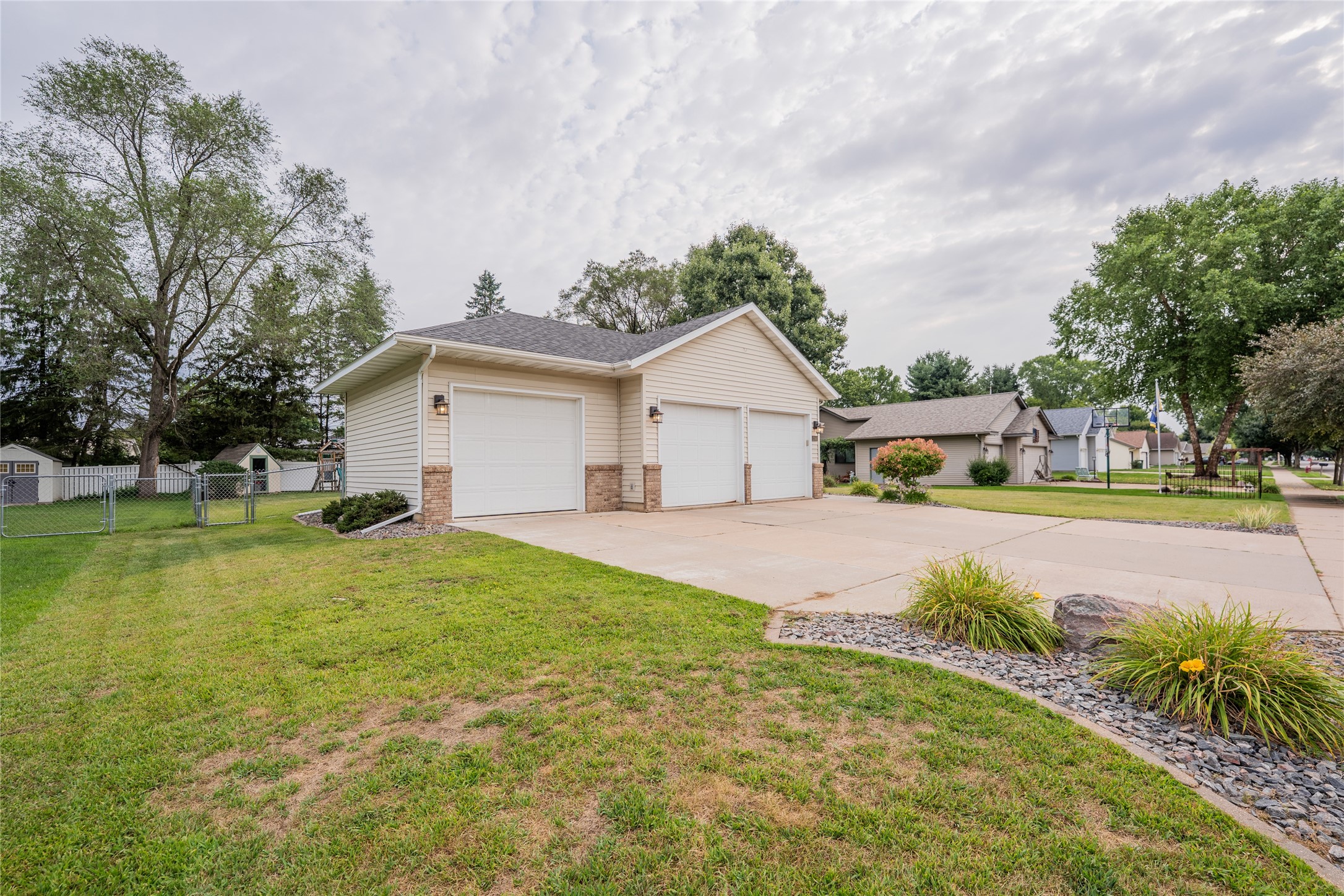 1704 Sierra Drive S Property Photo 43