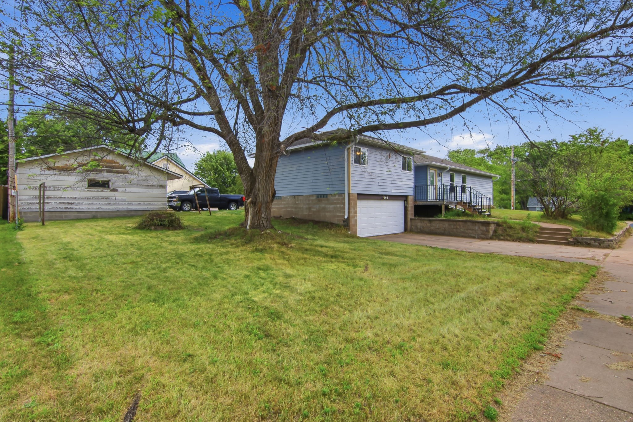 2124 Edgewood Lane Property Photo 2