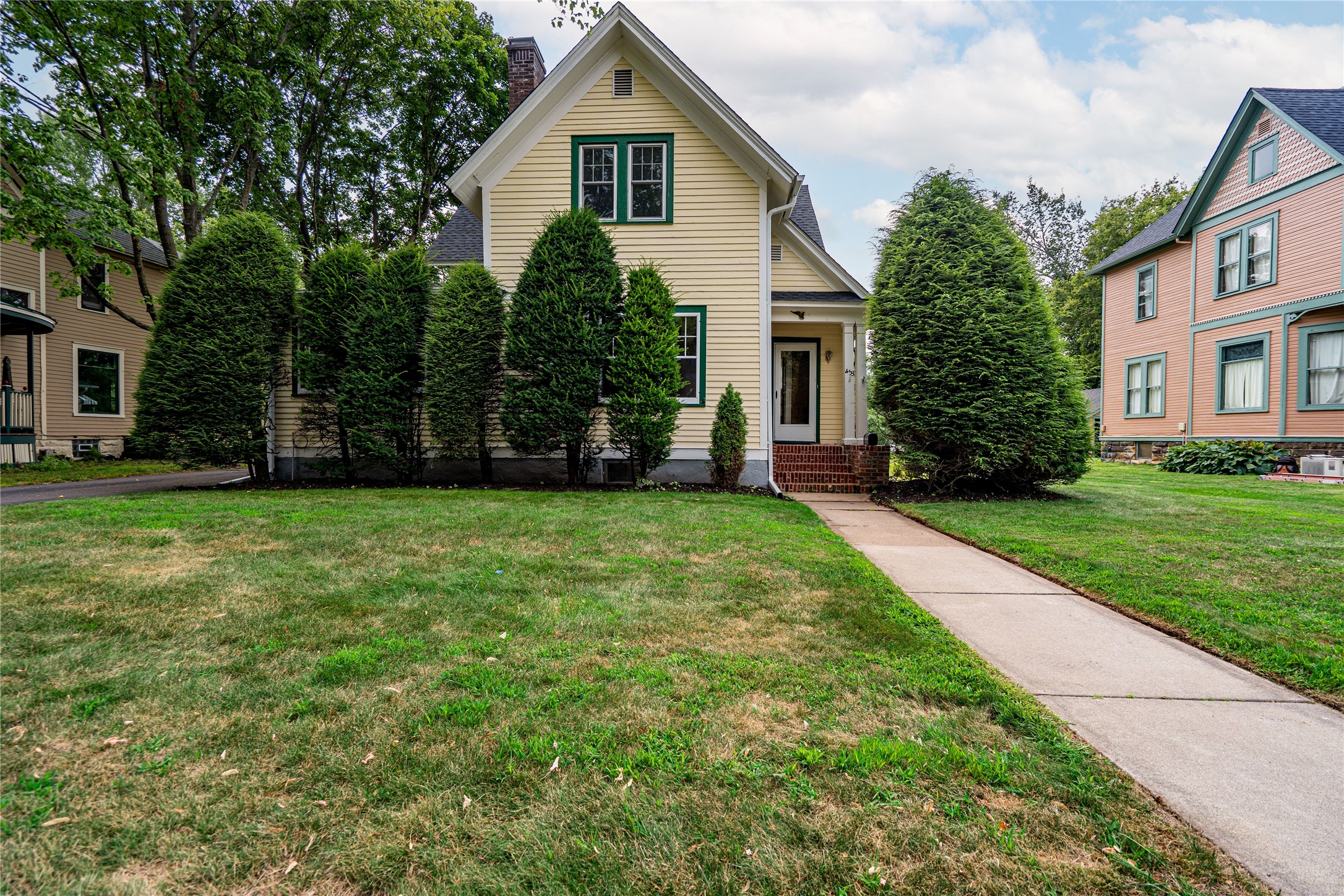 453 Summit Avenue Property Photo 1