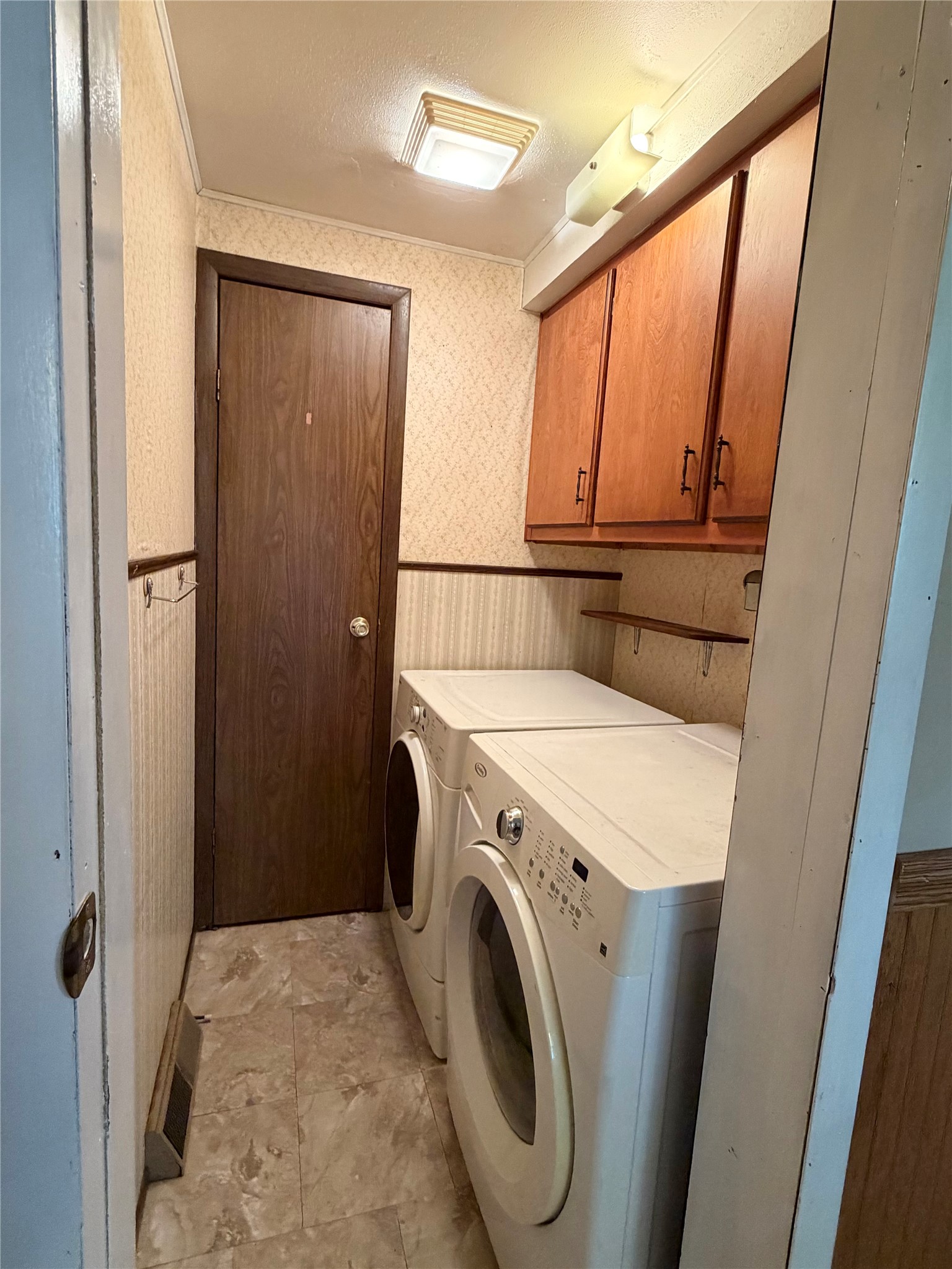 305 W Elm Street Property Photo 16