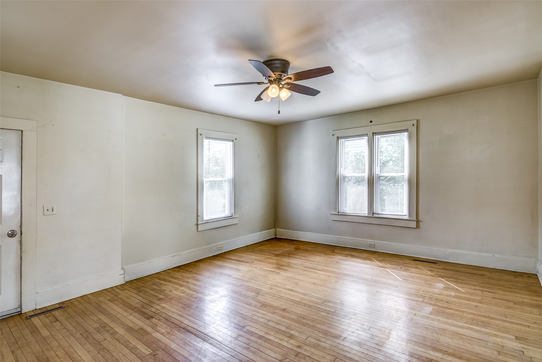 1022 E Madison Street Property Photo 3