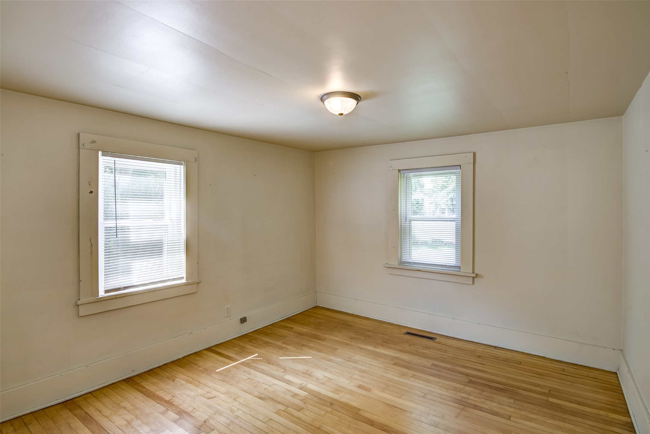 1022 E Madison Street Property Photo 10