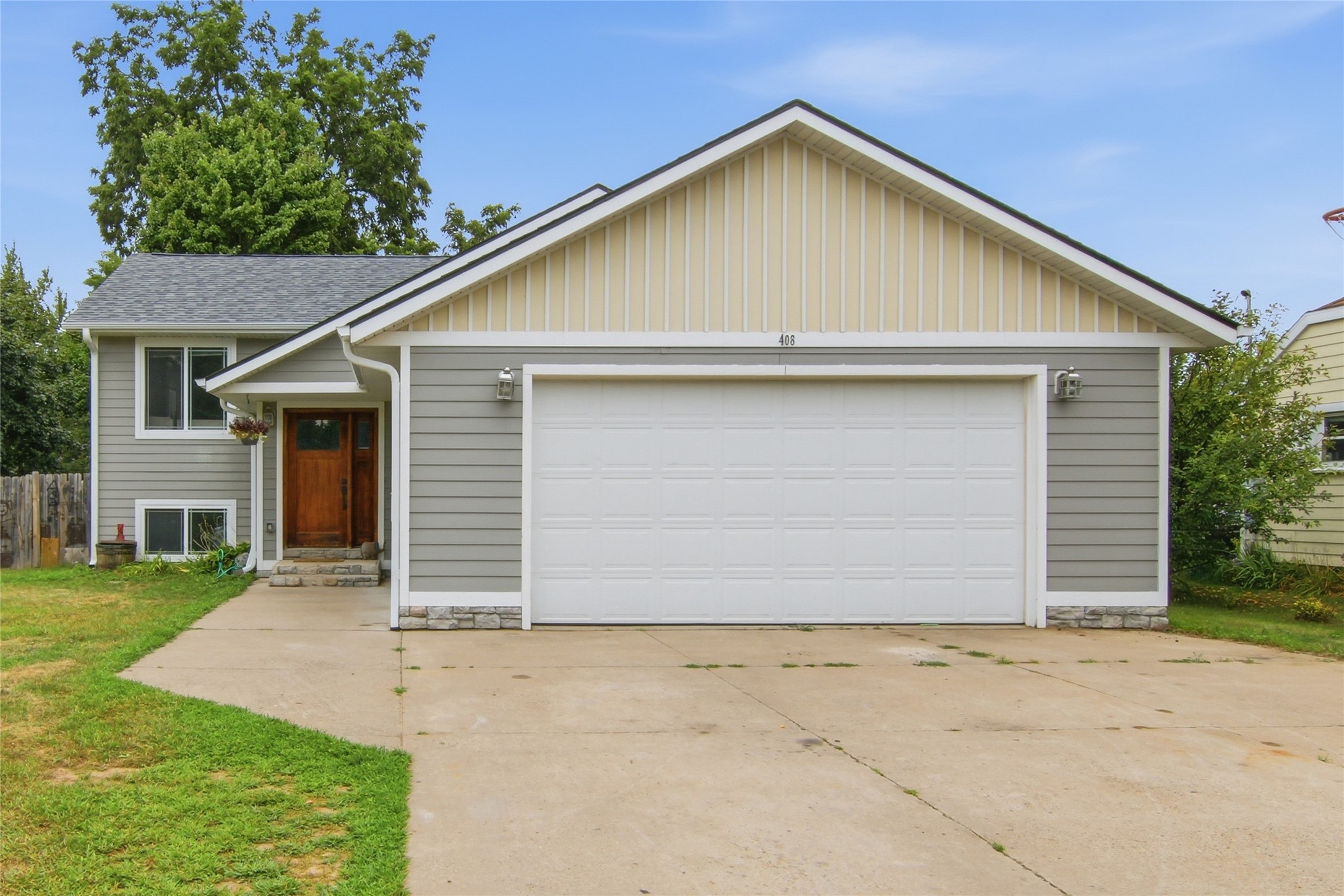 408 5th Street W Property Photo 1