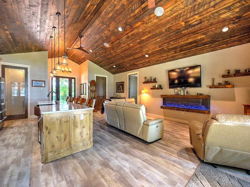 8687 Grover Point Road Property Photo 5