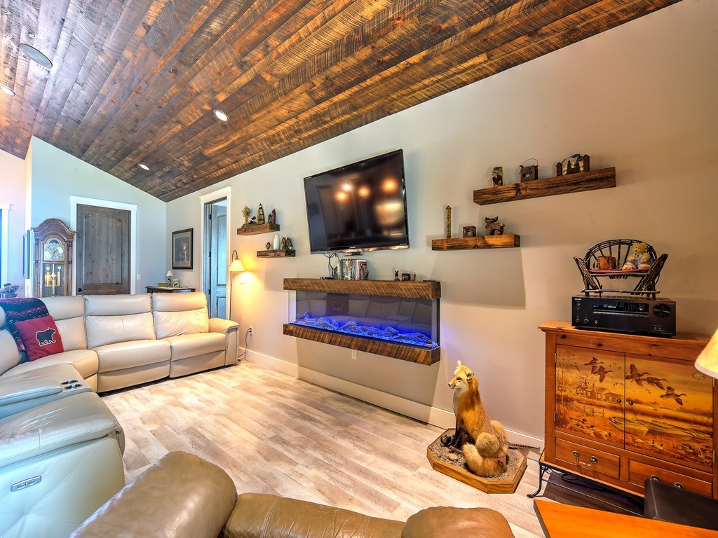 8687 Grover Point Road Property Photo 6
