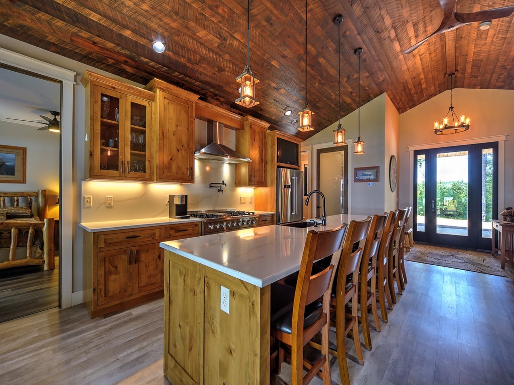 8687 Grover Point Road Property Photo 9