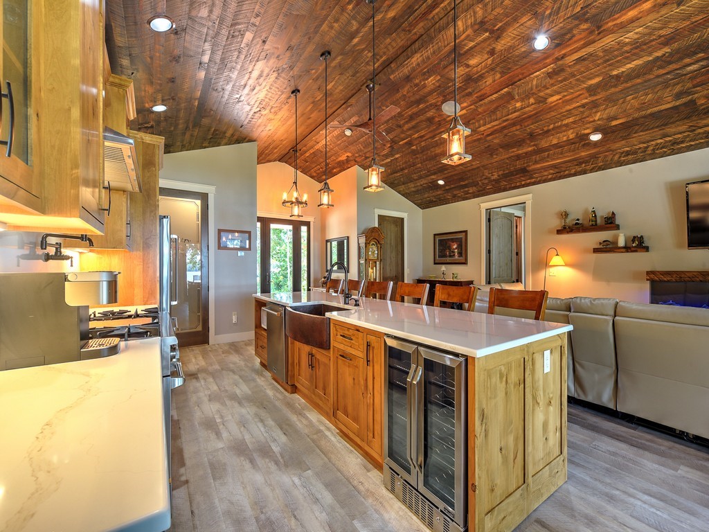 8687 Grover Point Road Property Photo 10