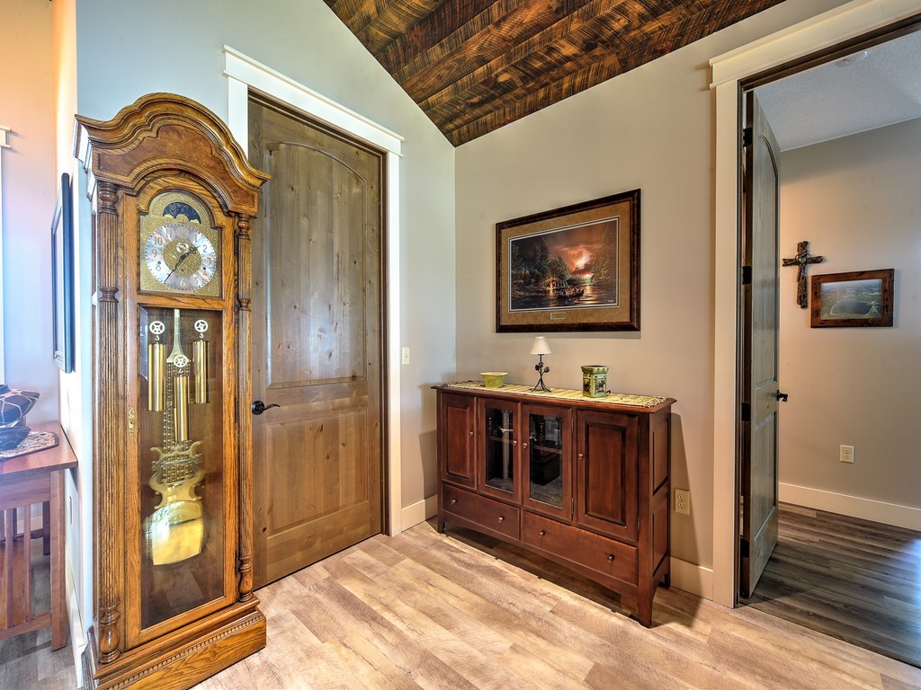 8687 Grover Point Road Property Photo 12