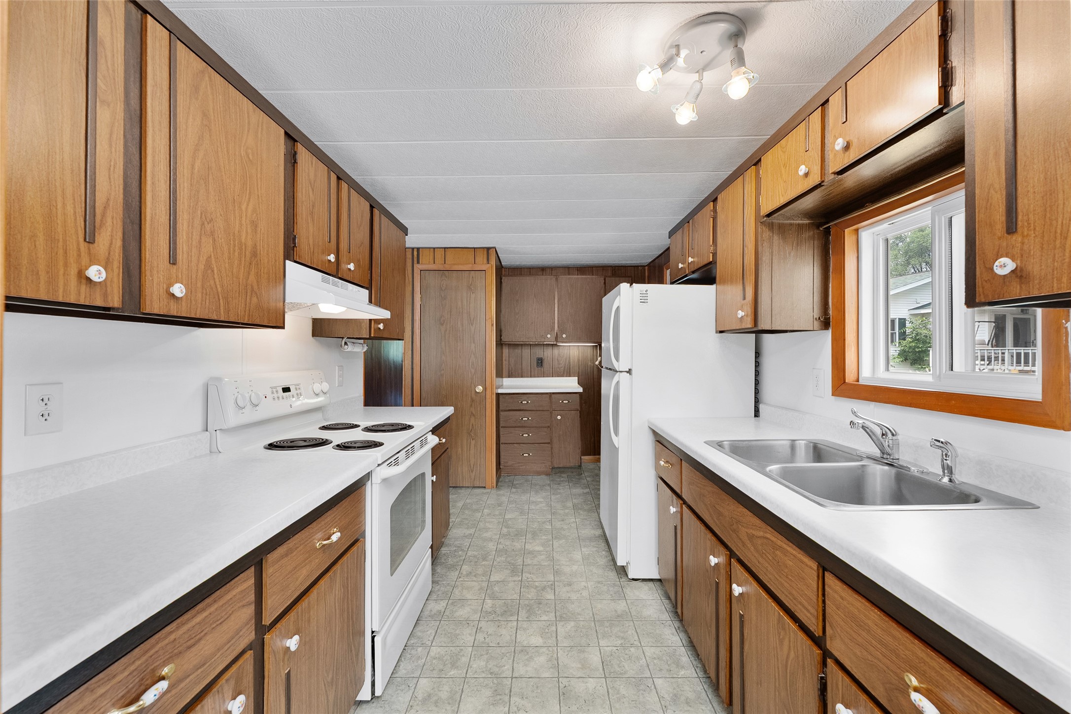 706 N Stone Street Property Photo 5