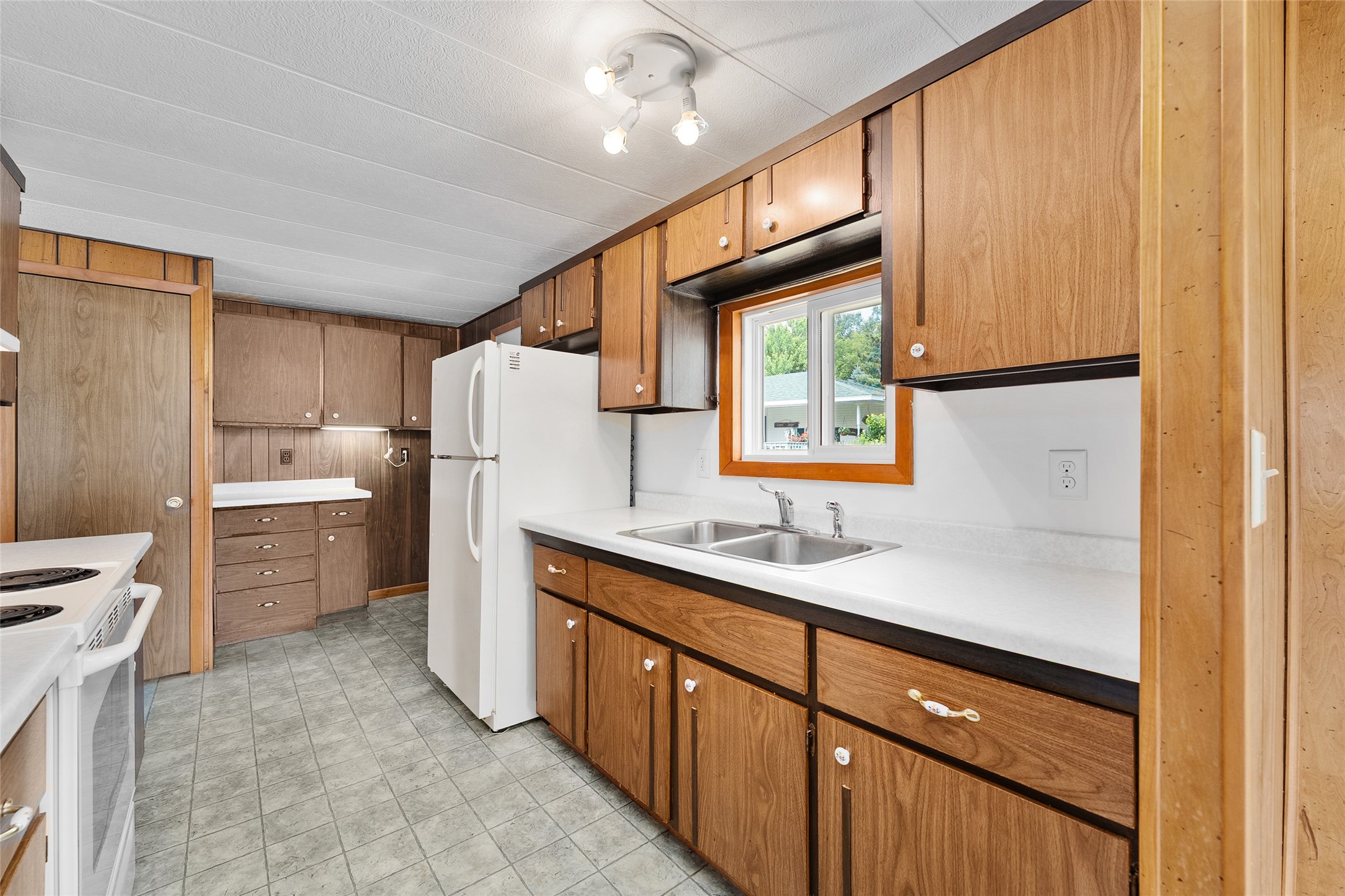 706 N Stone Street Property Photo 11