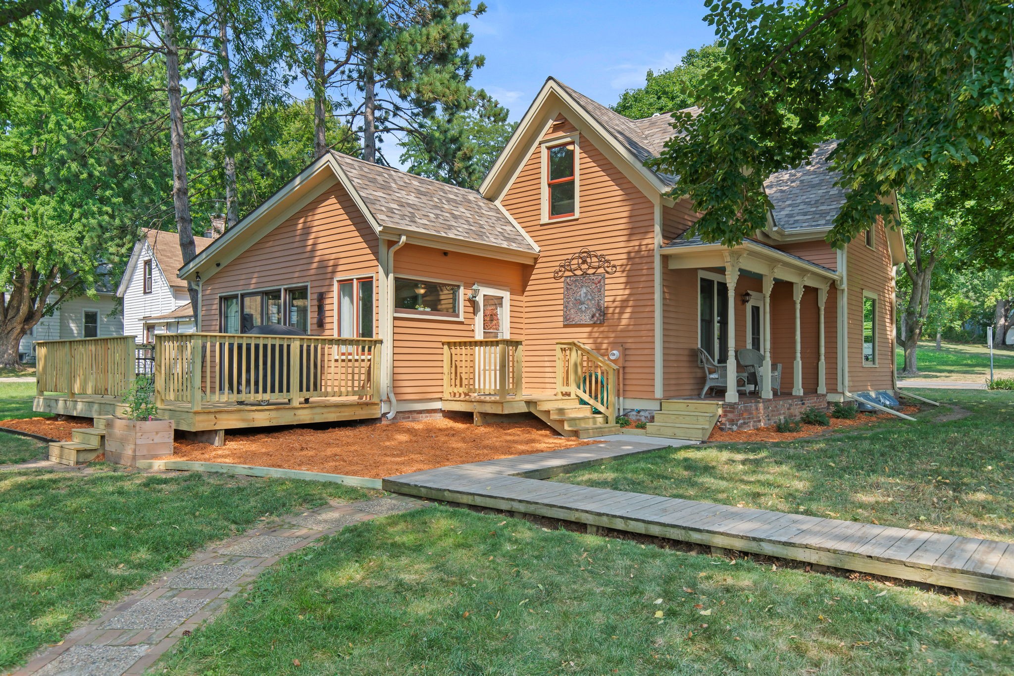 1221 10th Street E Property Photo 2