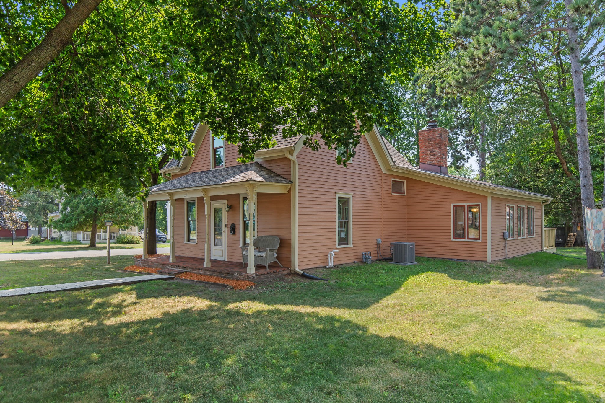 1221 10th Street E Property Photo 6