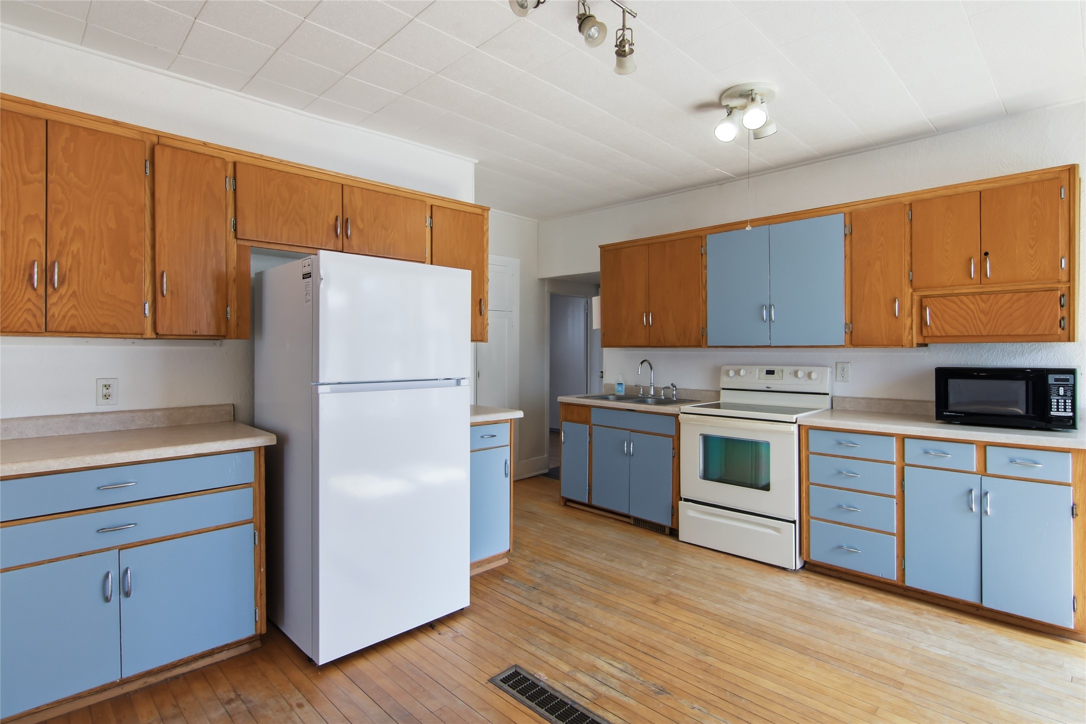 107 S Grove Street 1 & 2 Property Photo 6