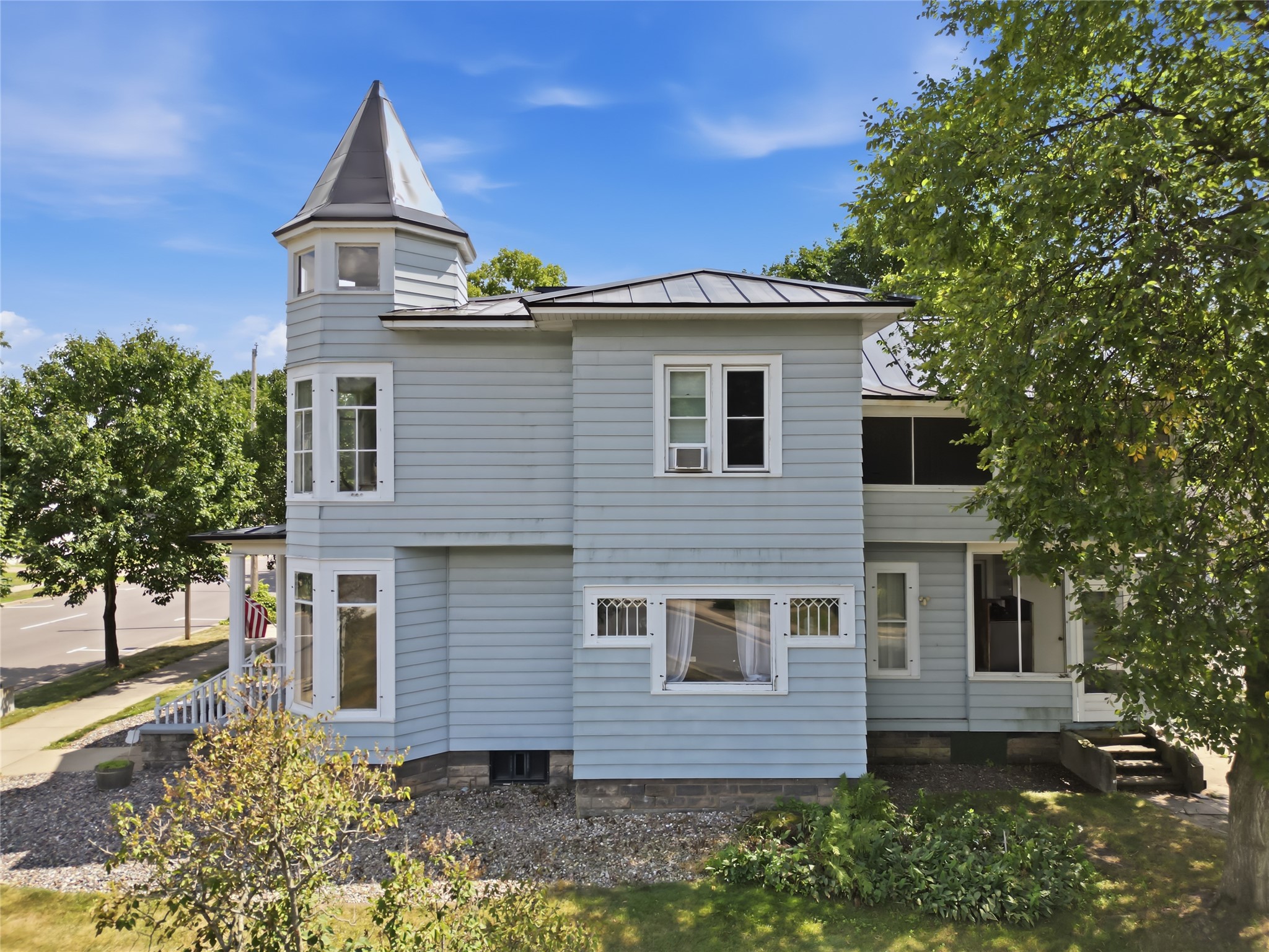 718 Bay Street Property Photo 4