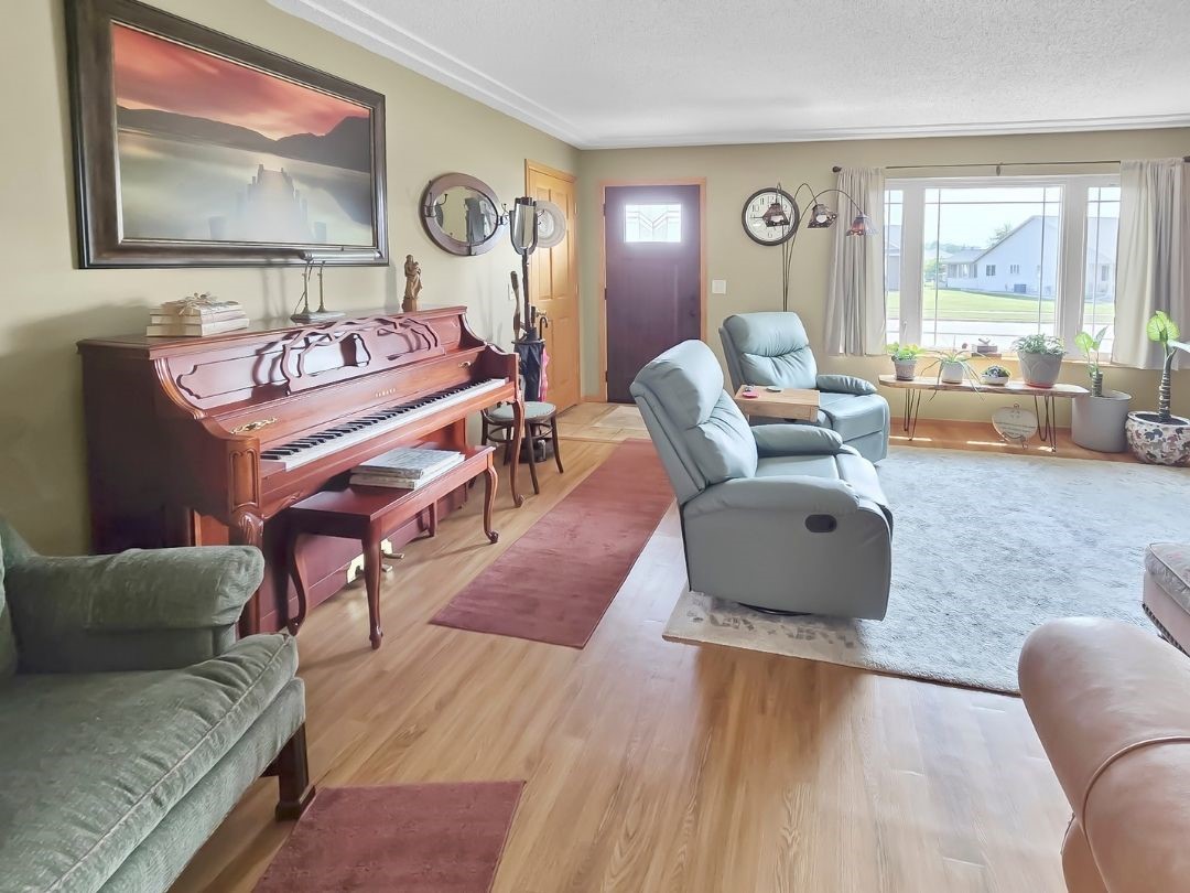 320 Driftwood Street Property Photo 4