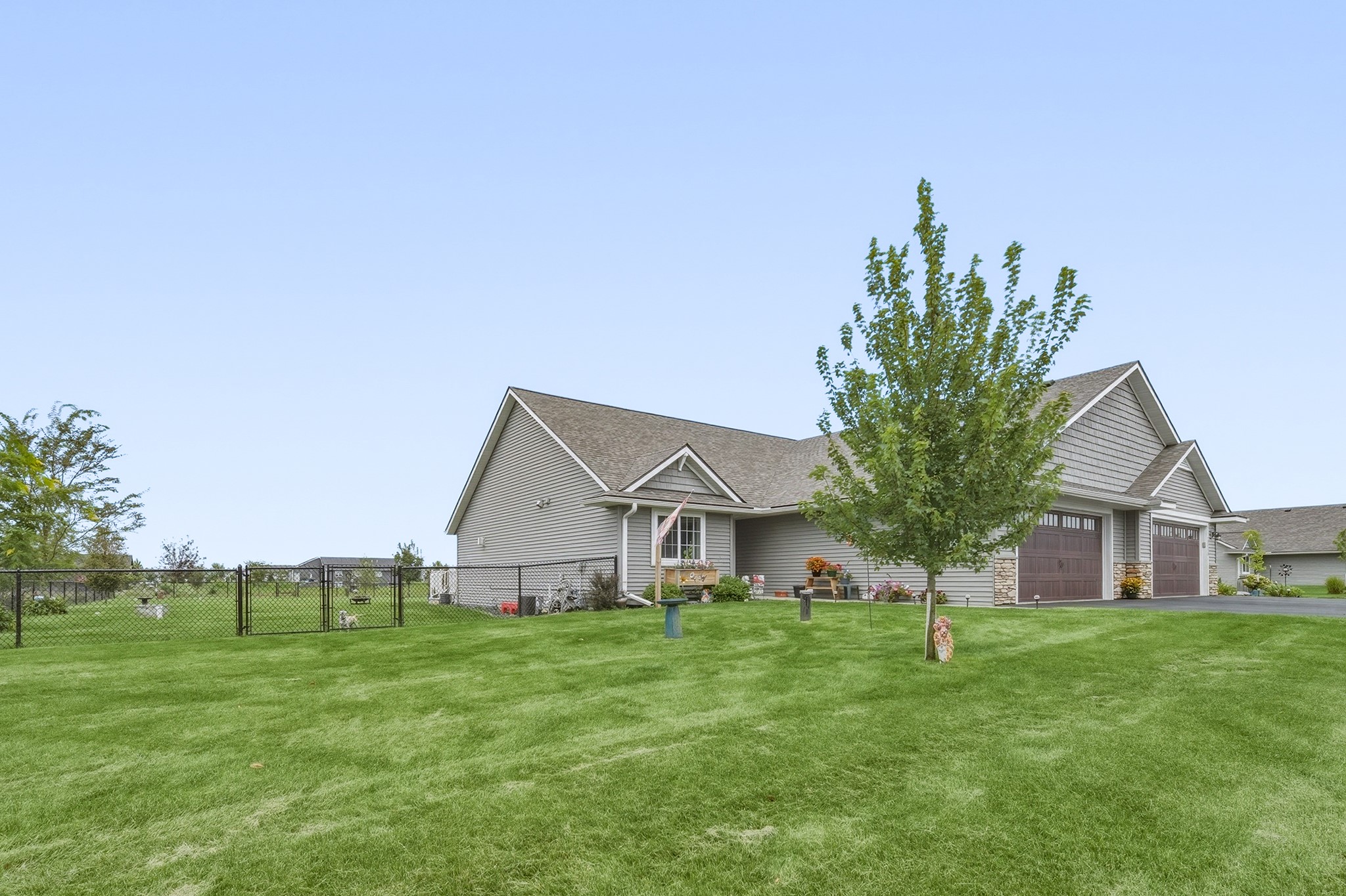 1604502 Property Photo 2