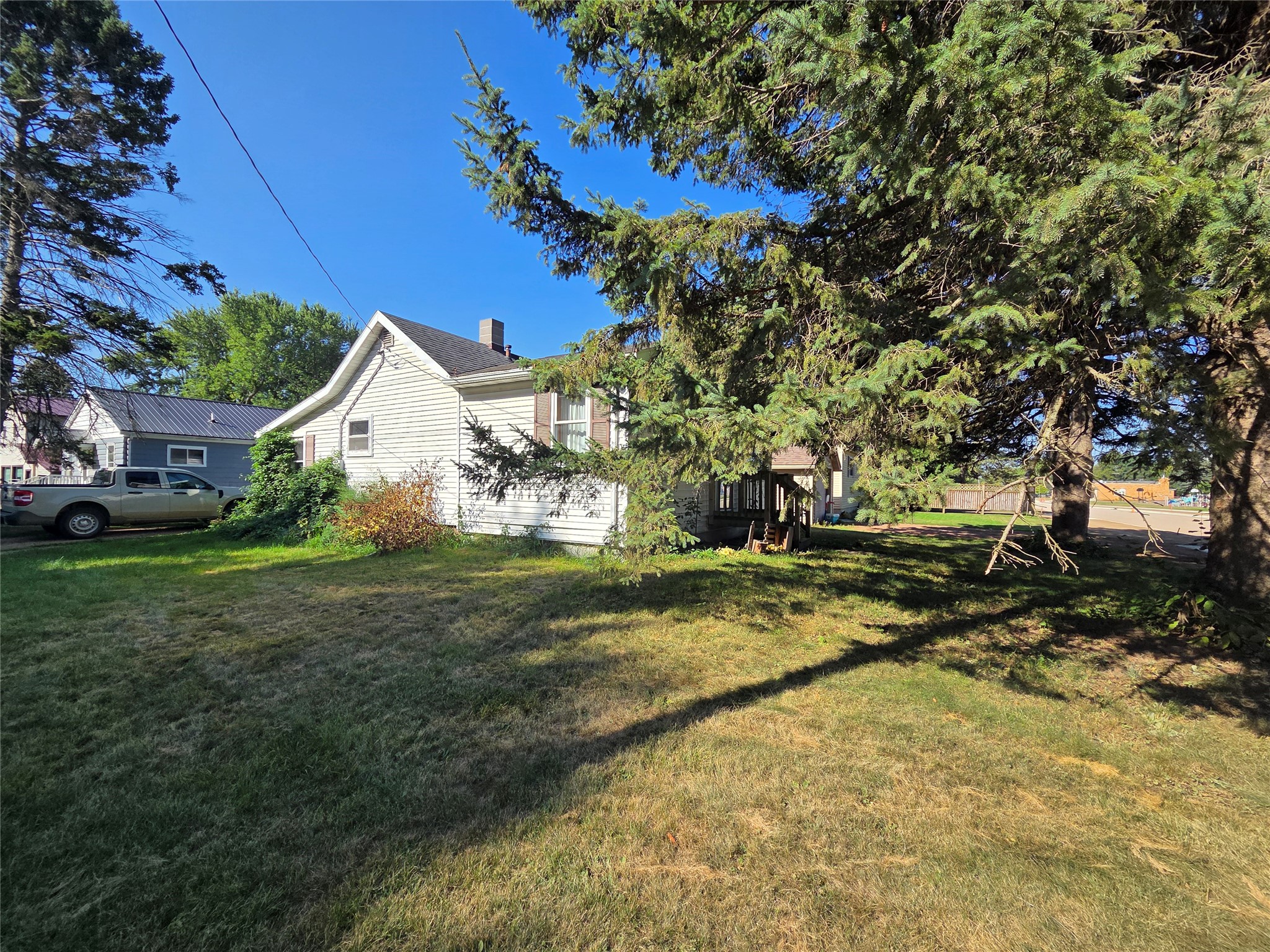 428 E School Street Property Photo 3