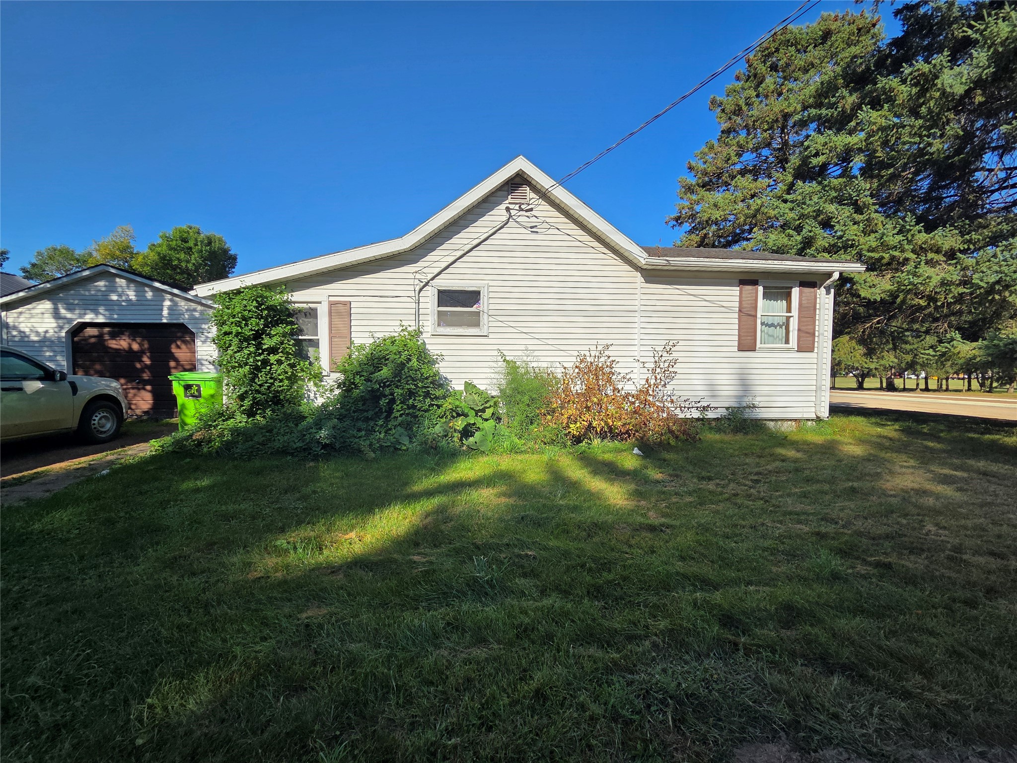 428 E School Street Property Photo 17