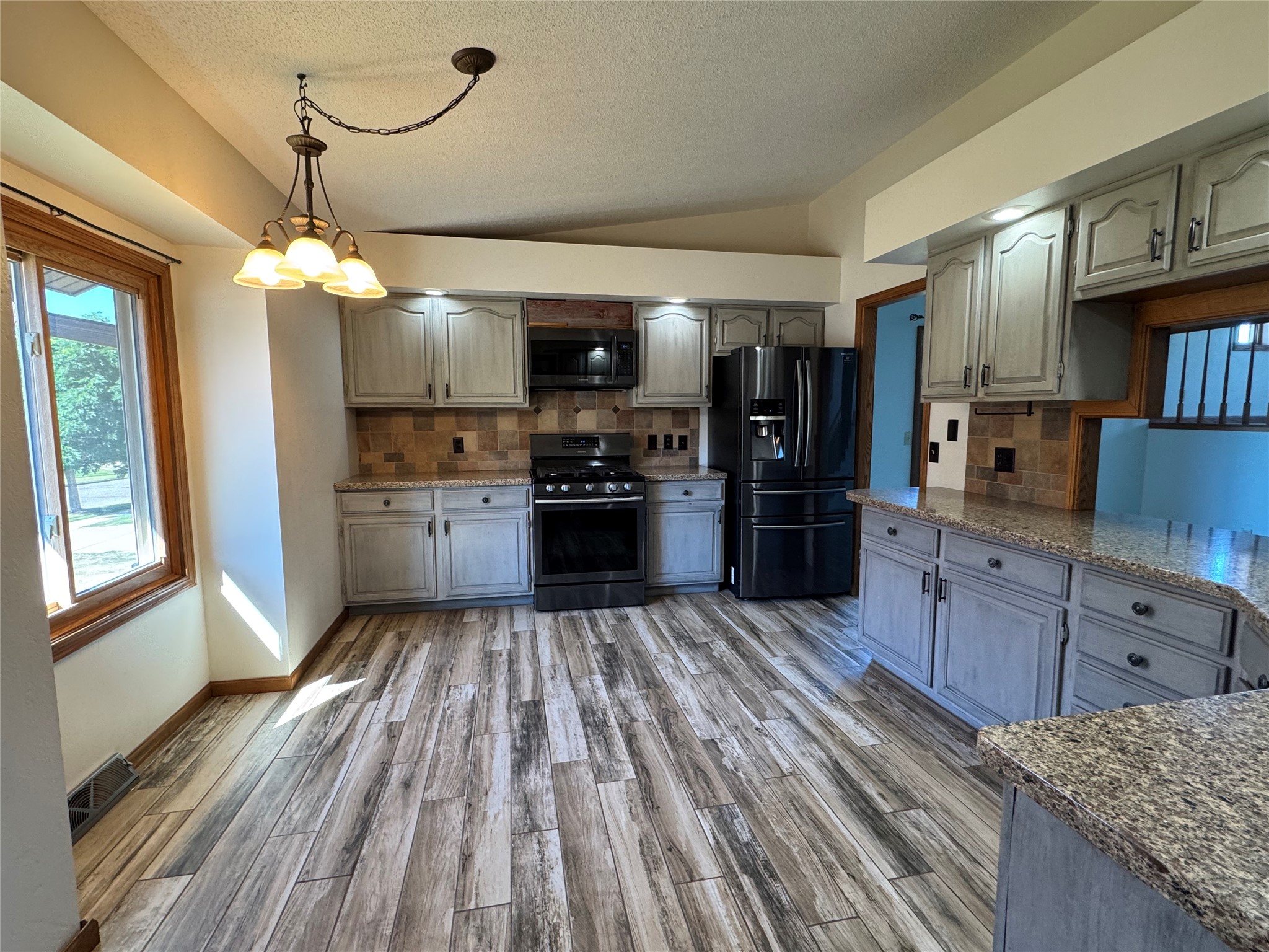 4002 Oak Knoll Drive Property Photo 3