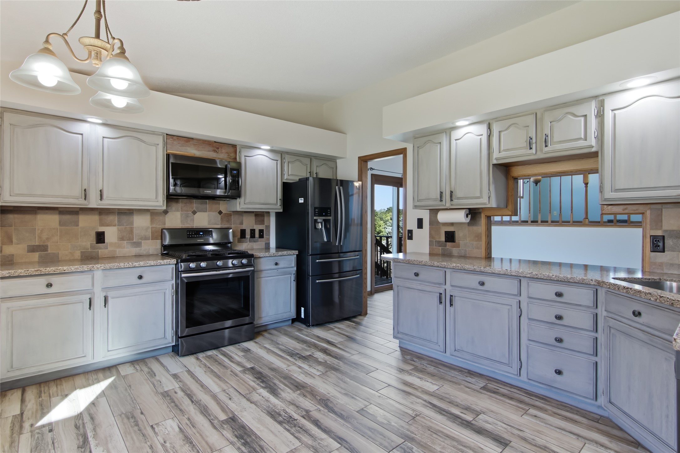 4002 Oak Knoll Drive Property Photo 3