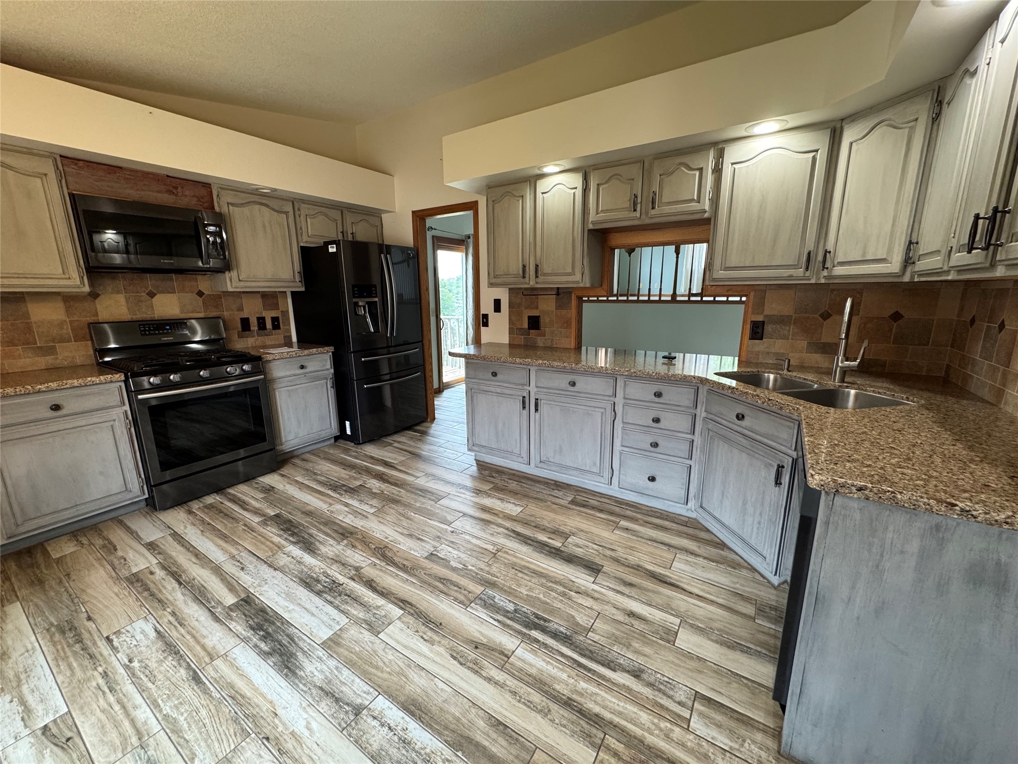 4002 Oak Knoll Drive Property Photo 5