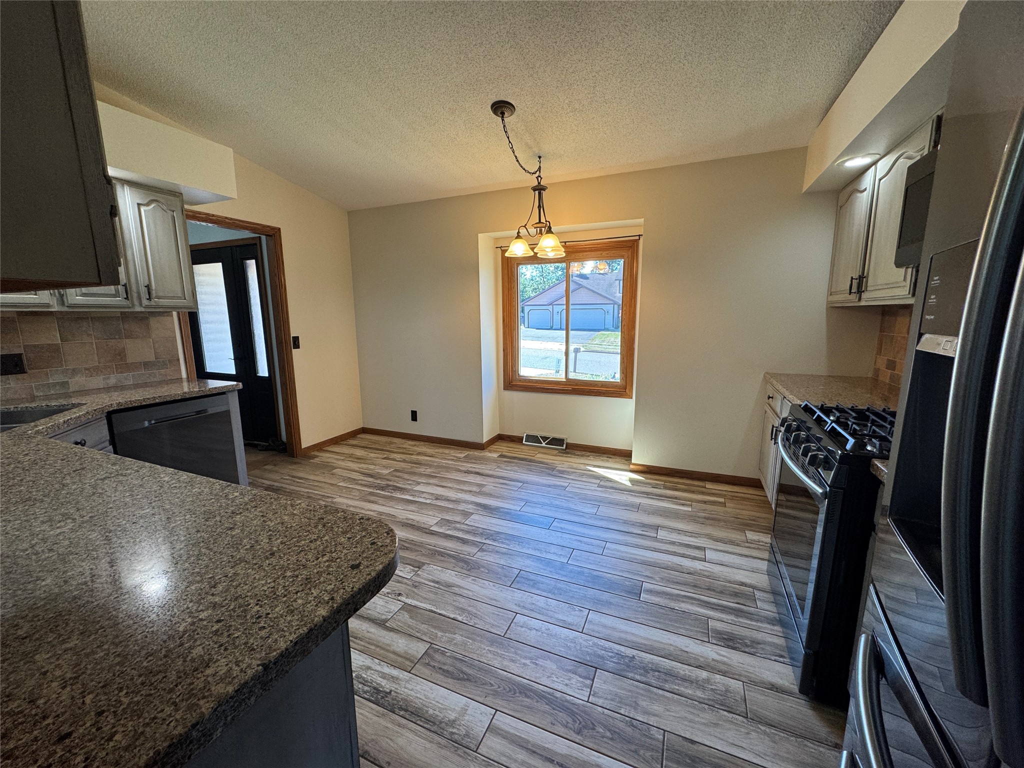 4002 Oak Knoll Drive Property Photo 6